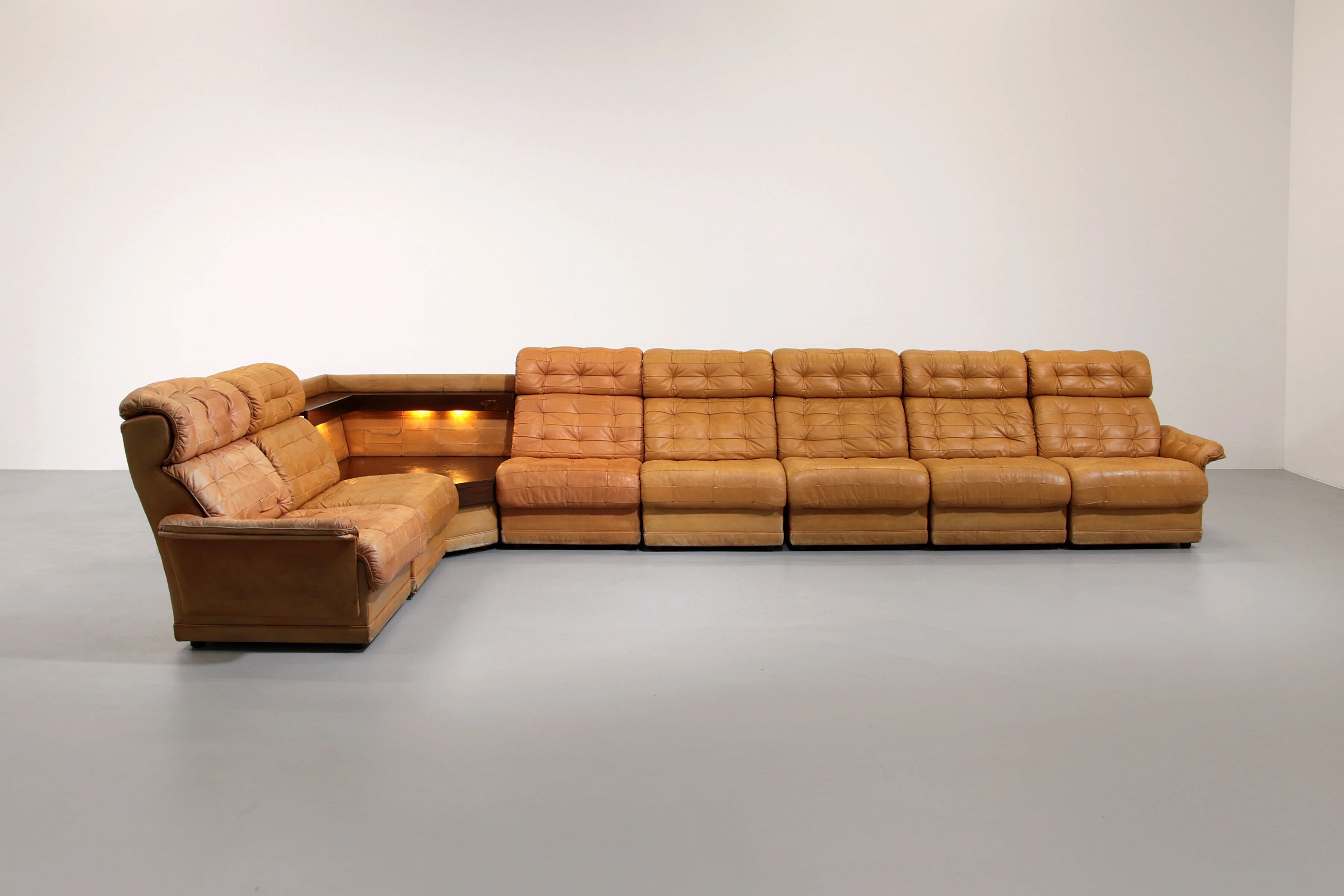 Superbe ensemble de canapés modulaires en cuir cognac des années 1970.