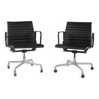Paire noire (2) de chaises de bureau Herman Miller Original Eames EA318 avec bases à roulettes