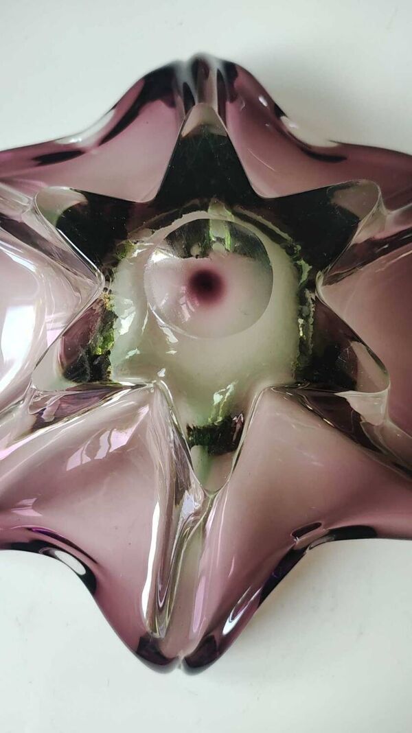 Grand Vide-poche Etoile de Mer/Création Joseph Michael Hospodka/ Verrerie Tchèque Chribska en verre d Art soufflé améthyste/Vert. Diam 24 cm