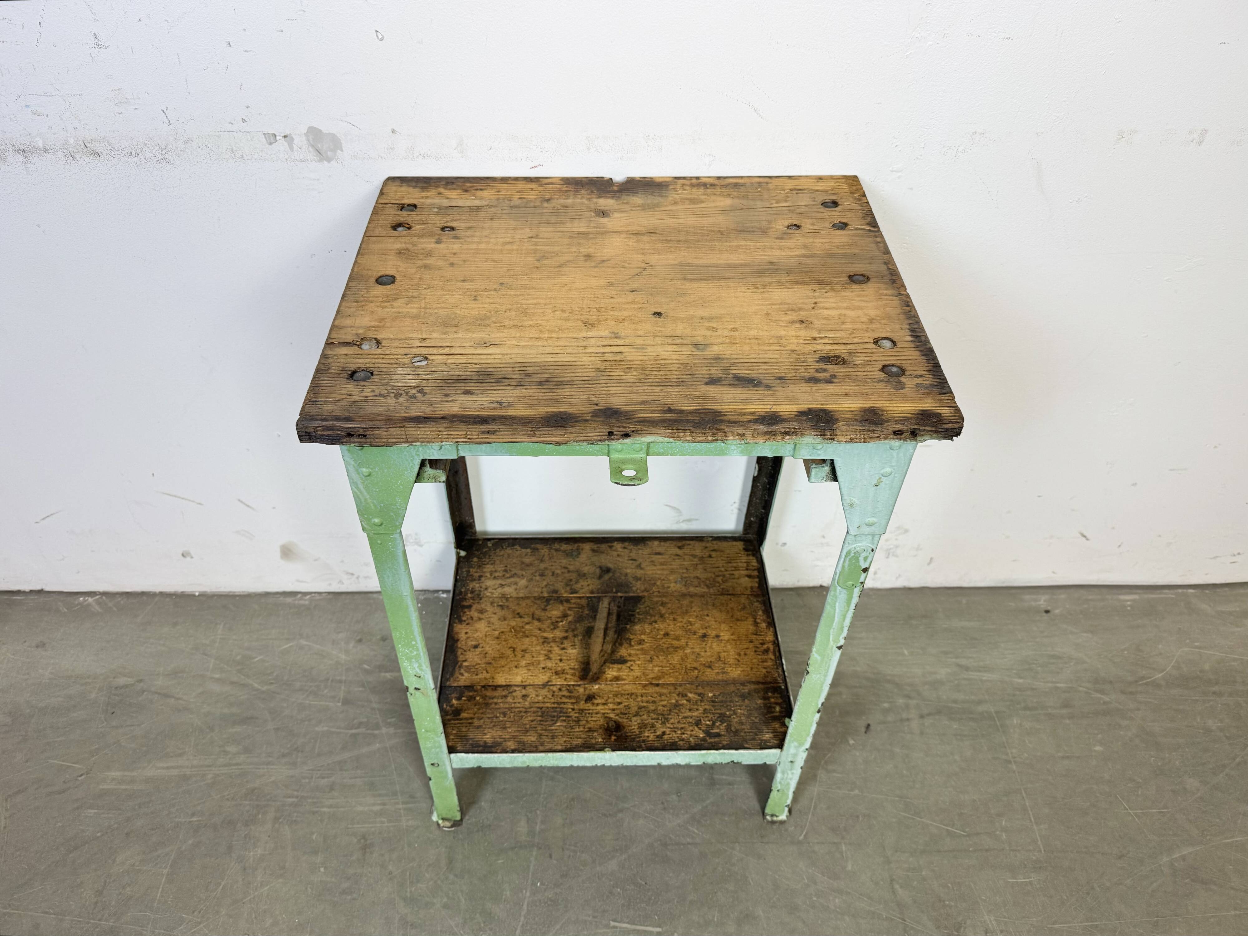 Table industrielle en fer vert, années 1950