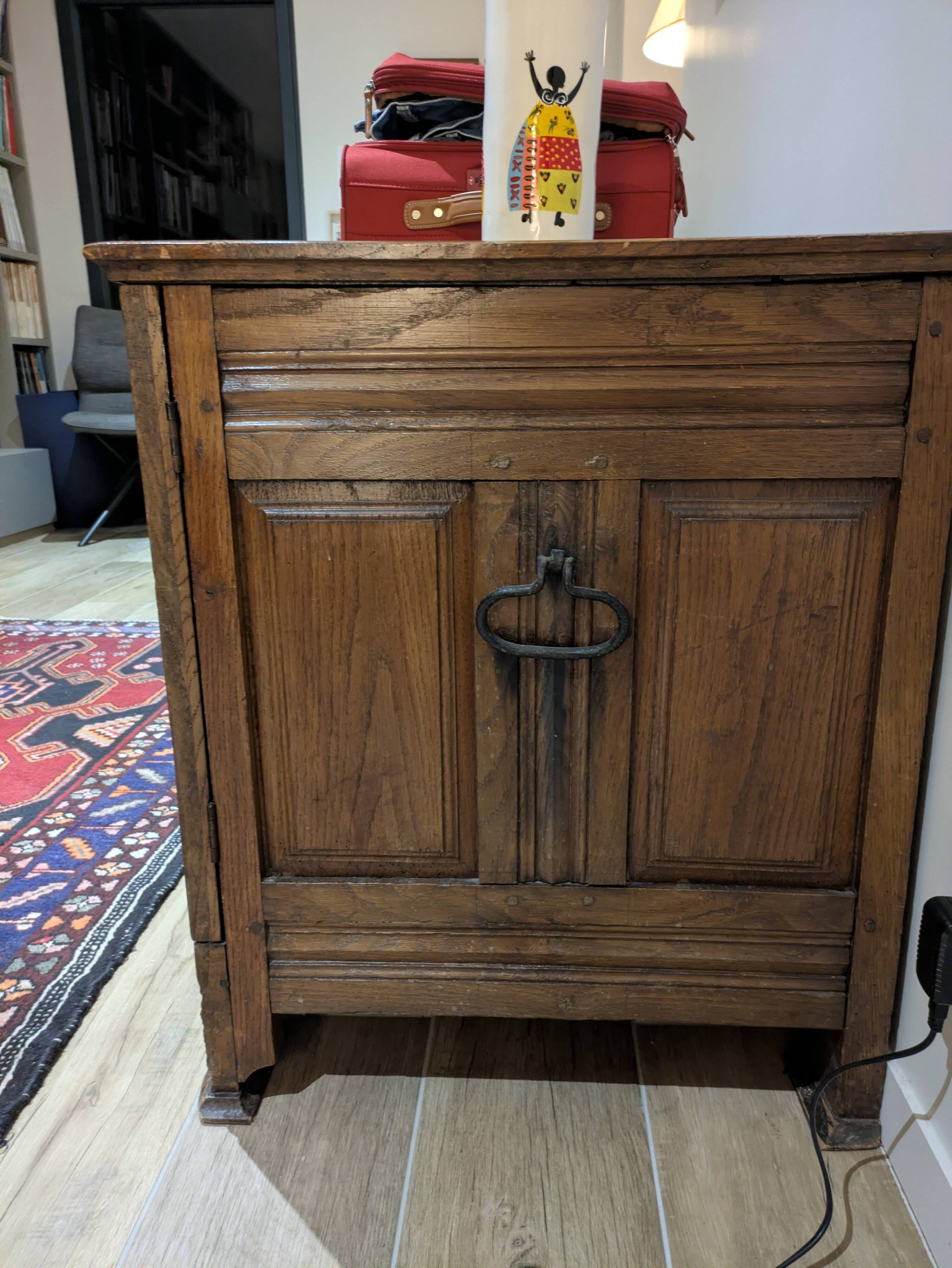 Jesuit-style chest dated 1790. Chiselled, in oak. H 71, W 123, D 60.