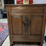 Jesuit-style chest dated 1790. Chiselled, in oak. H 71, W 123, D 60.