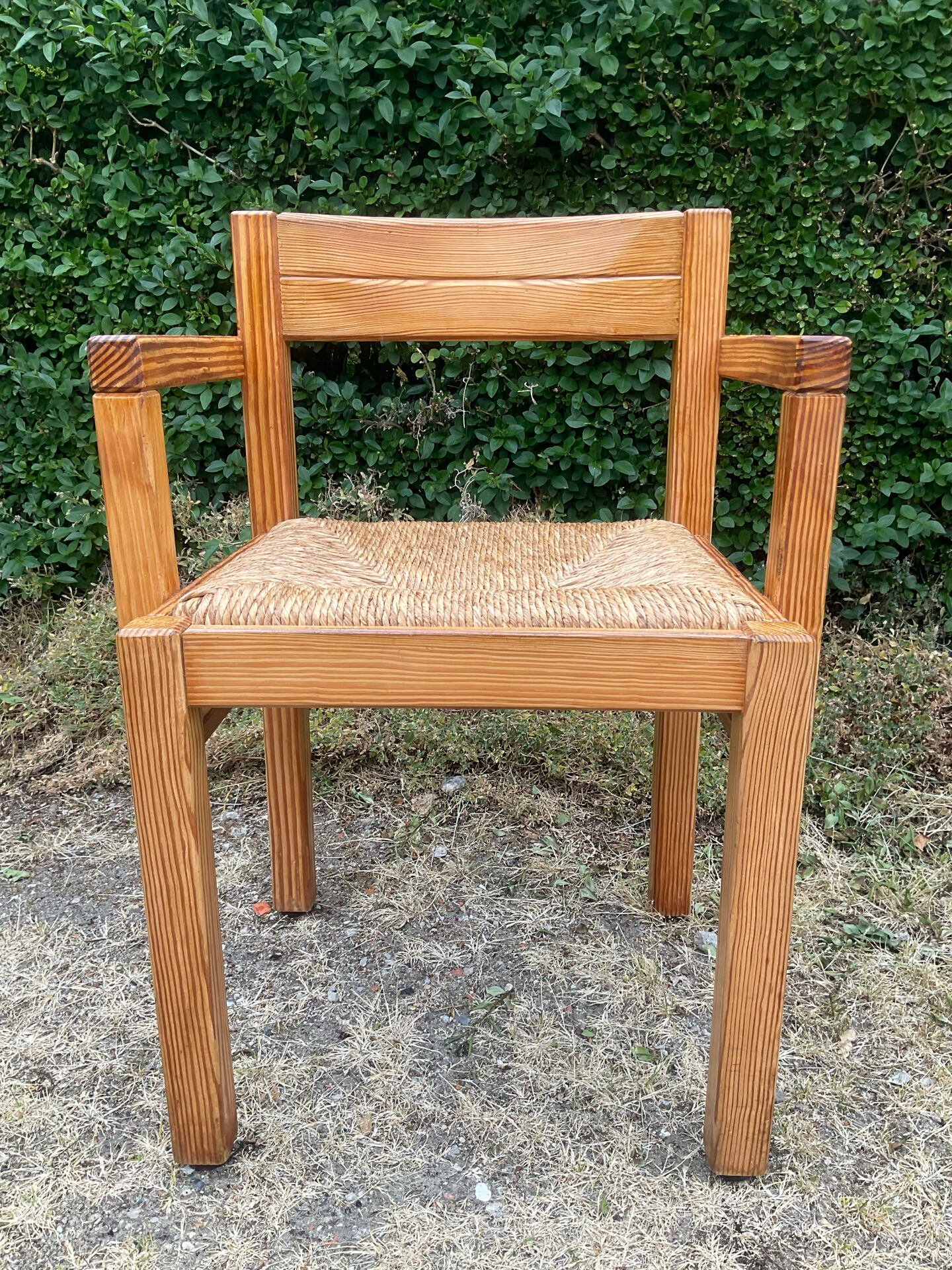Brutalist chair in solid pine with a straw seat from the 1970s.