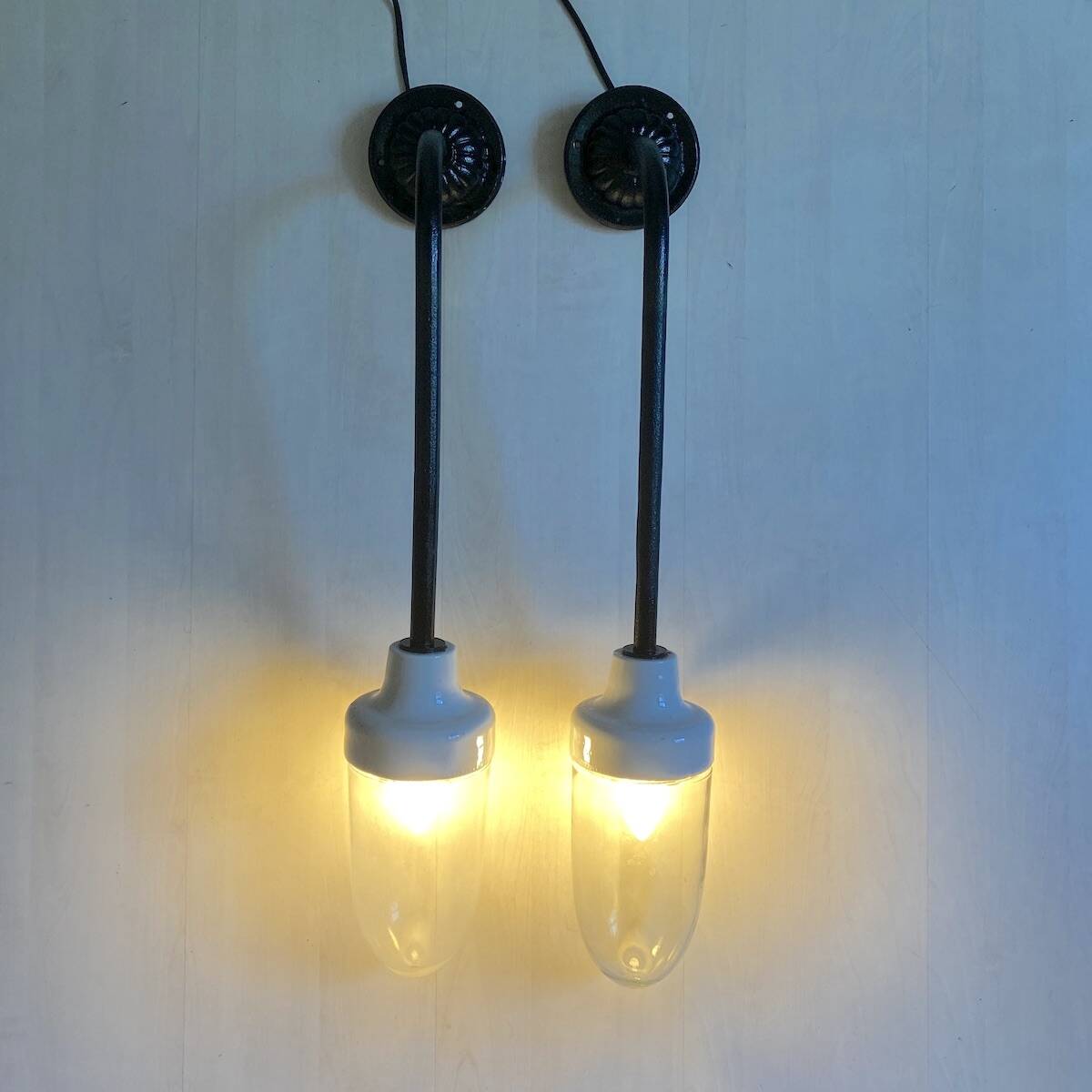 Pair of Art Deco wall lights in cast iron, glass and ceramic from the 1930s.
