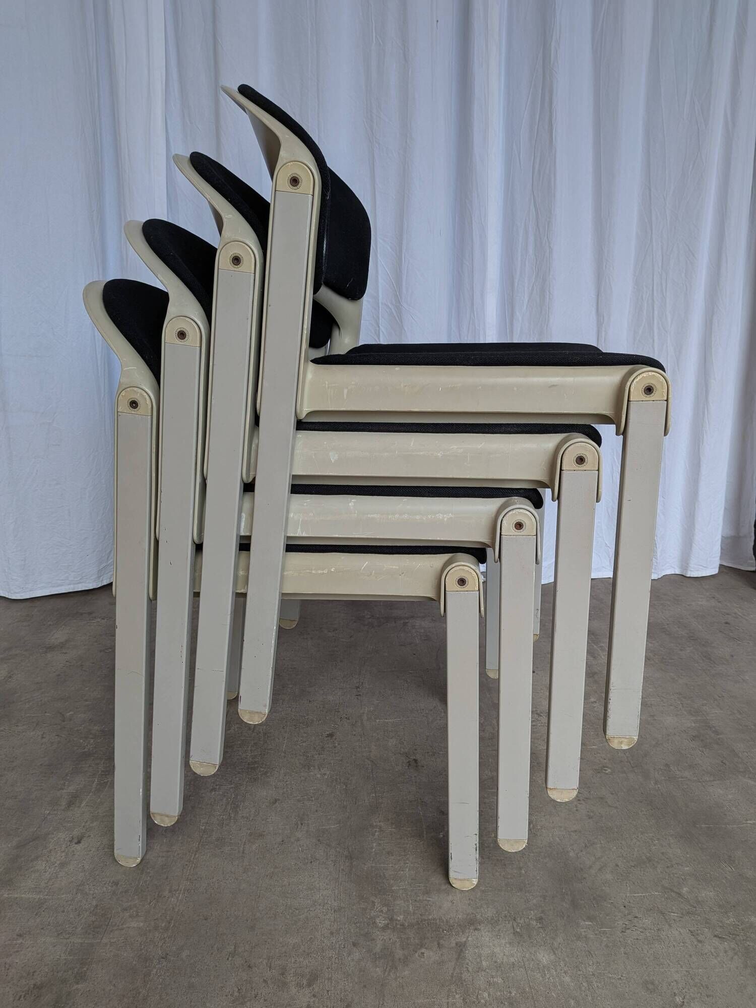 Set of 4 Vintage Aeon Mondial Stackable Chair / Dutch Postmodern Dining Cha