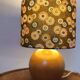 Lampe en bois rond et abat-jour kaki imprimé soleil levant