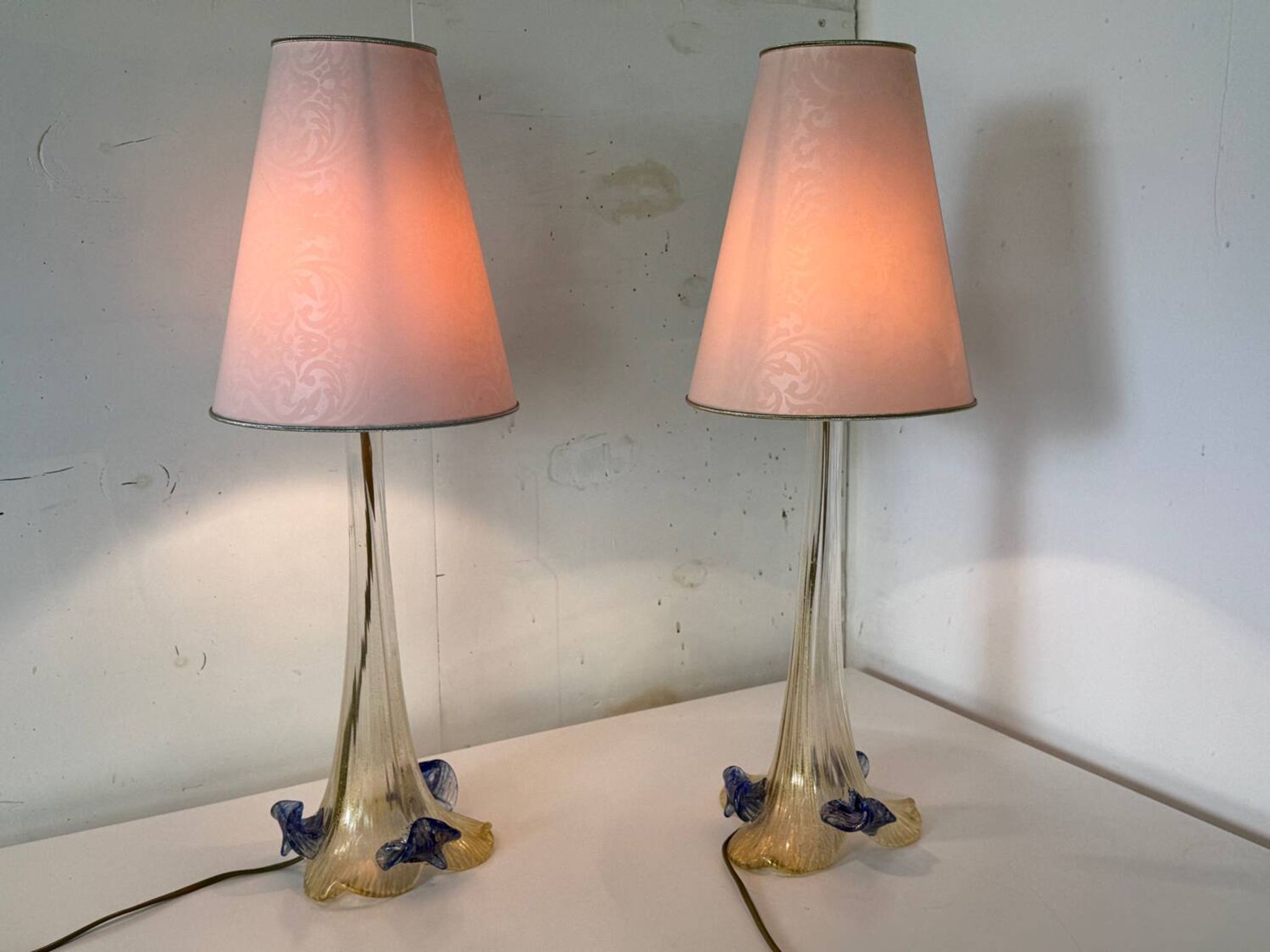 Set of 2 vintage romantic Venetian Italian table lamps in Murano glass.