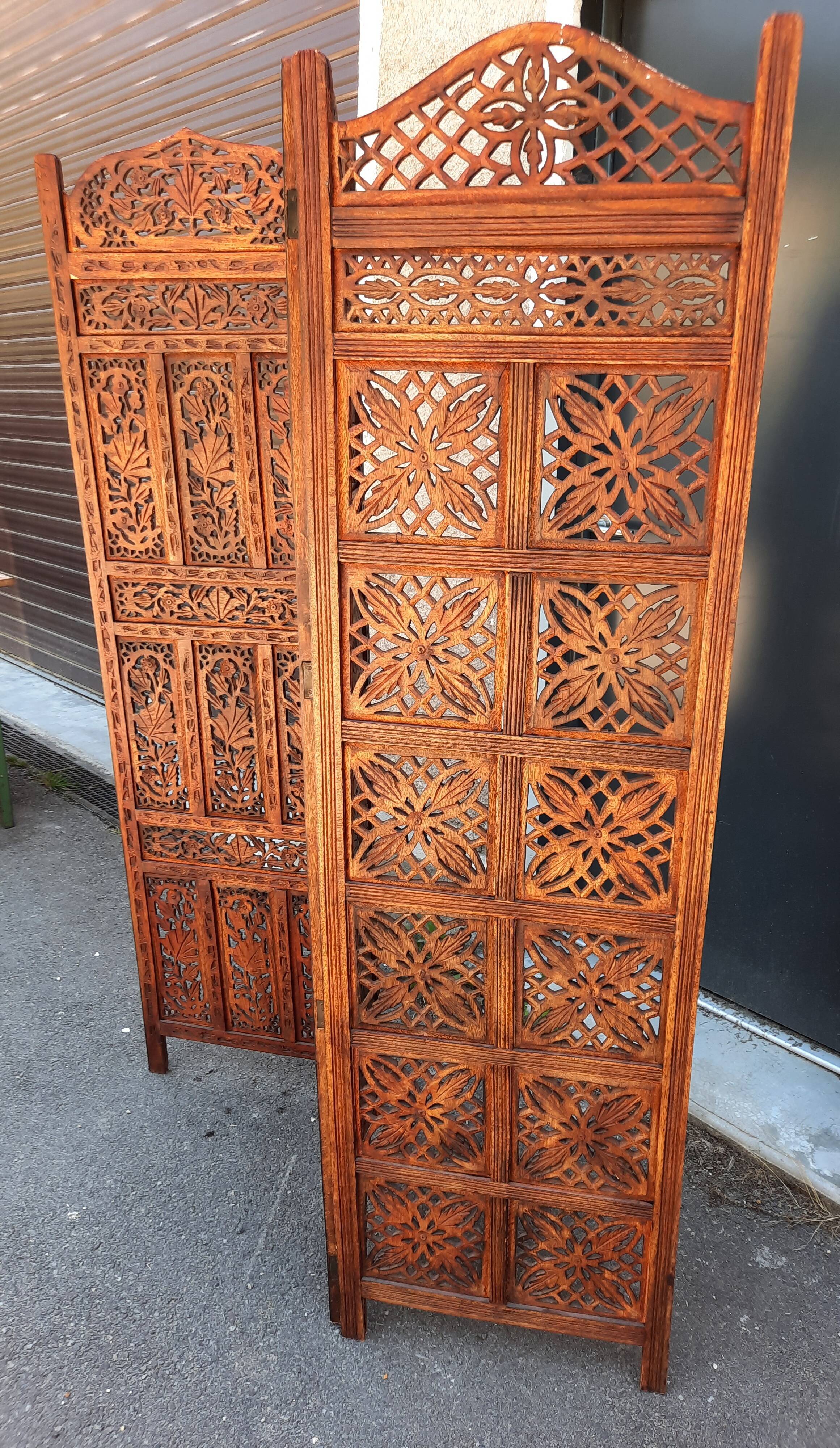 3-leaf screen in cut wood