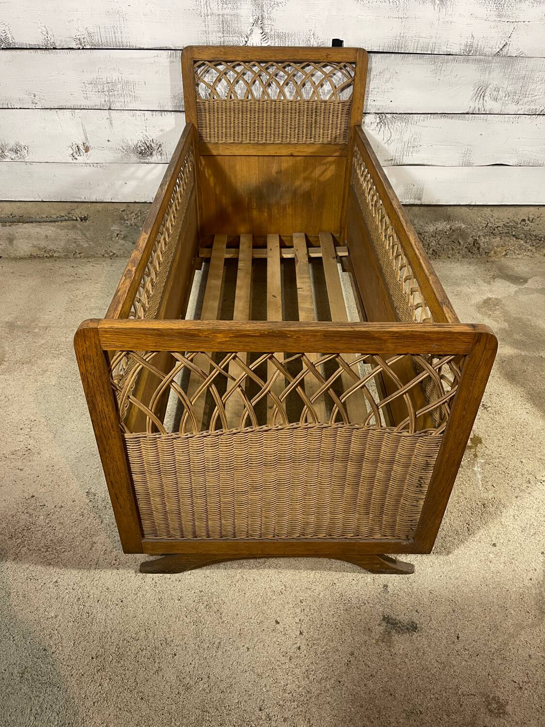 Children's bed in wood and wicker from the 50s and 60s
