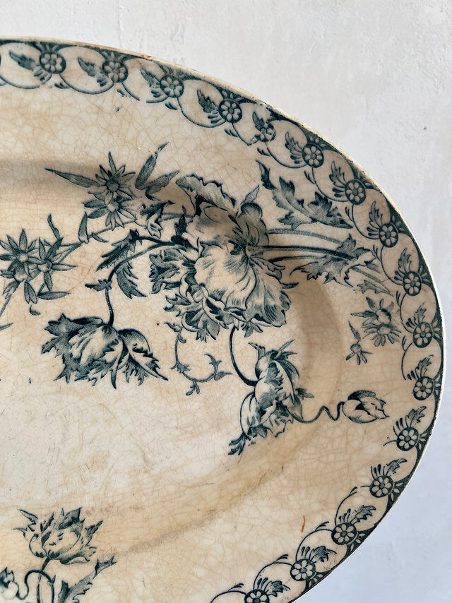 Large oval flat Terre de Fer Gien