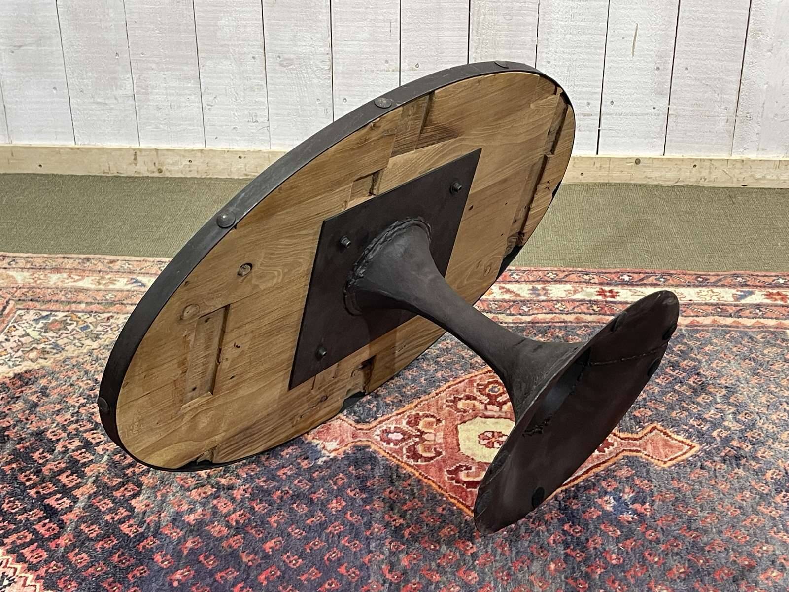 Oval coffee table in oak with steel base