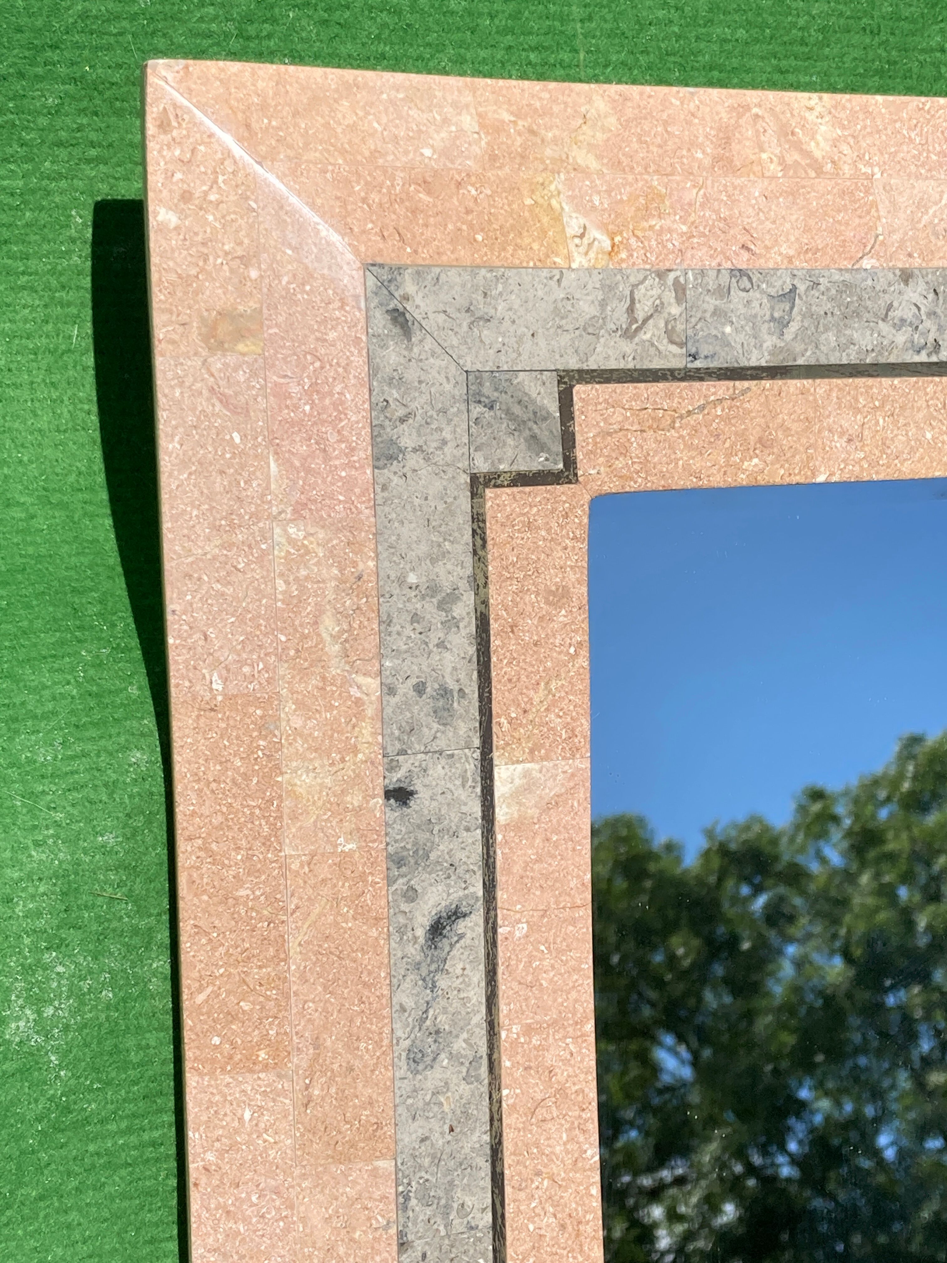 Miroir en pierre de corail rouge pavé par Maitland Smith dans les années 1970  75x110cm