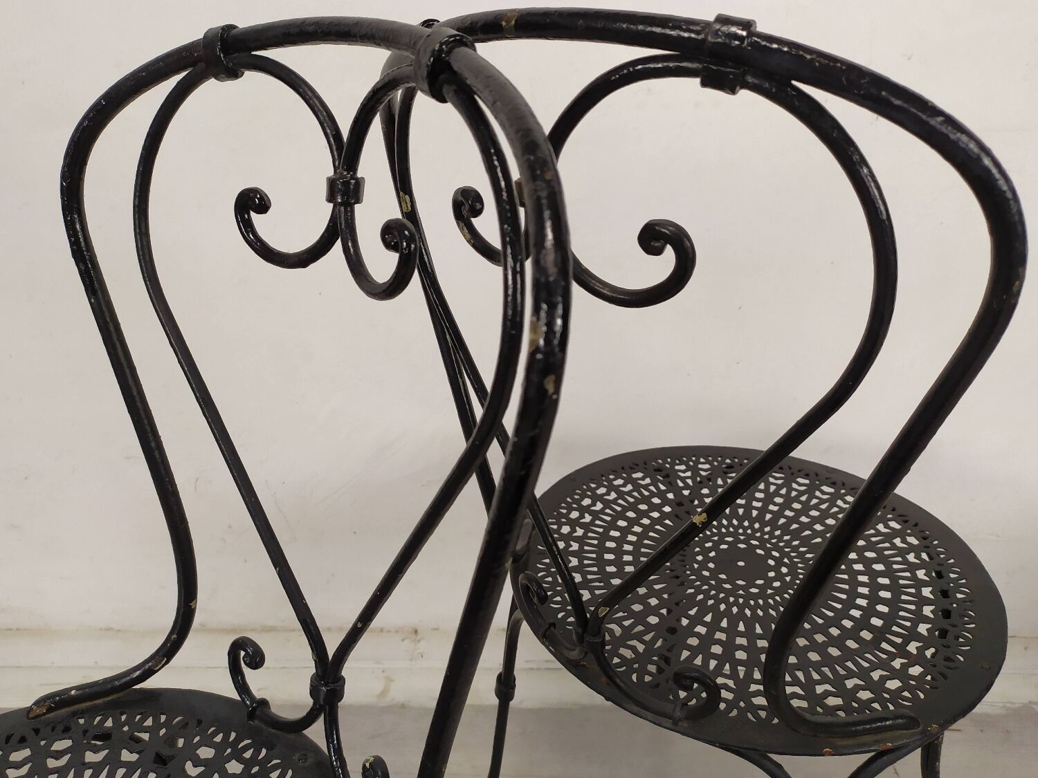 4 wrought iron garden chairs