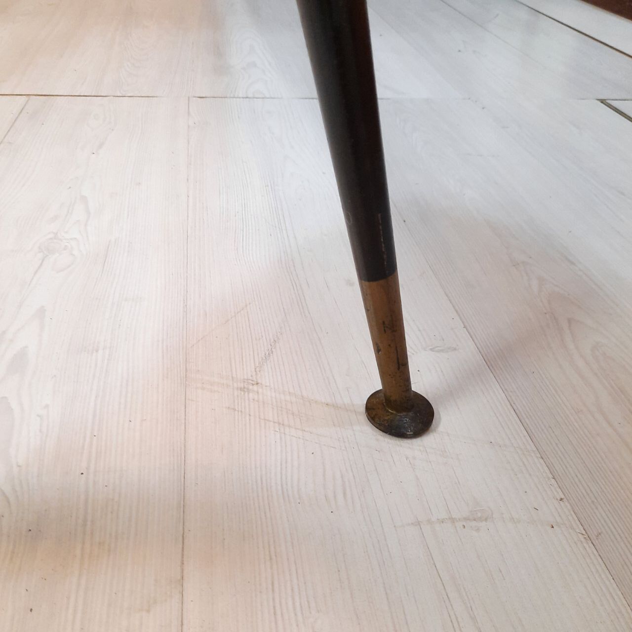 Dining table in teak wood and feet in painted metal.