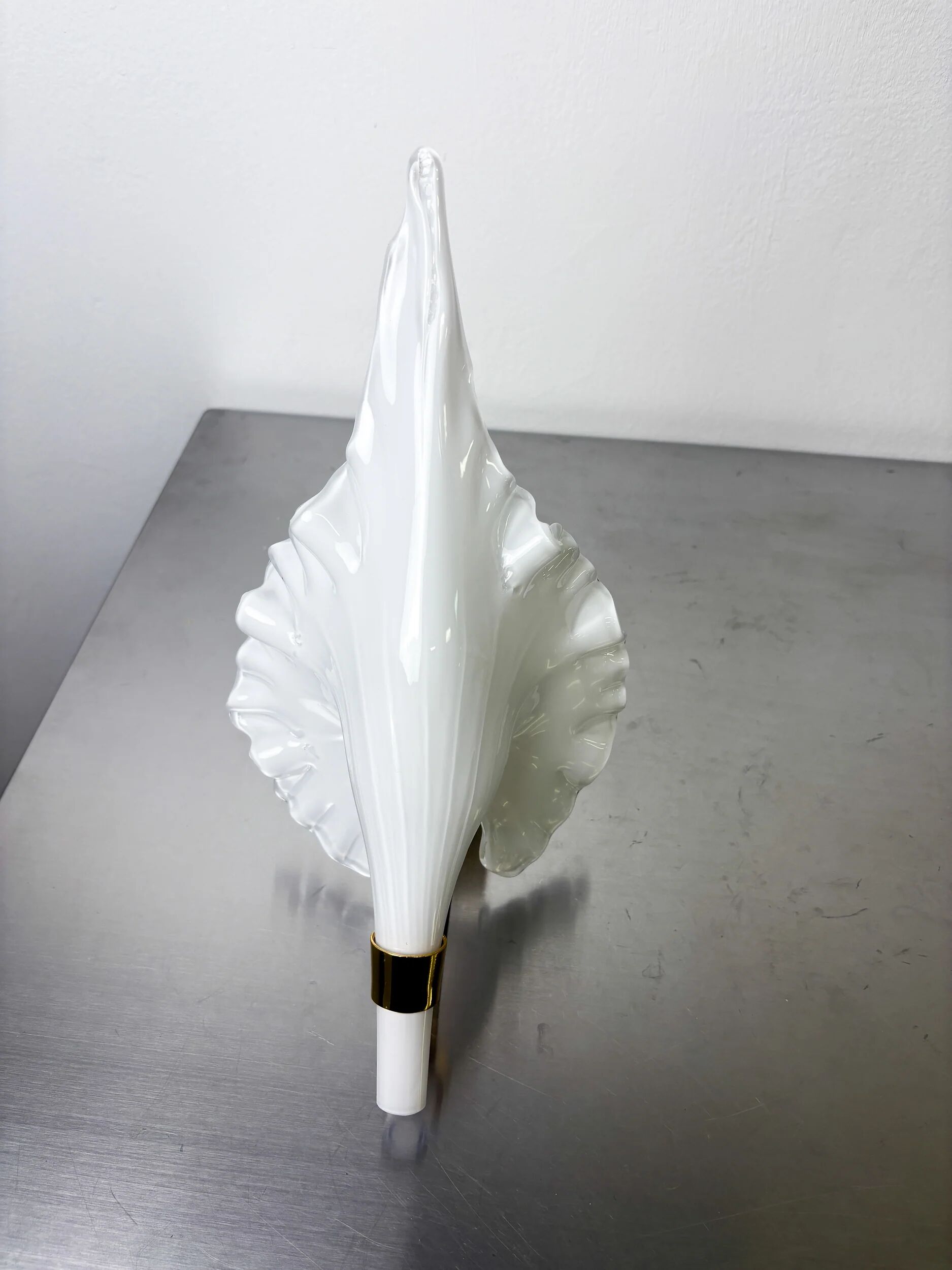 "Calla Lily" leaf-shaped wall sconce, Murano glass & gilt brass, Italy, circa 1970s