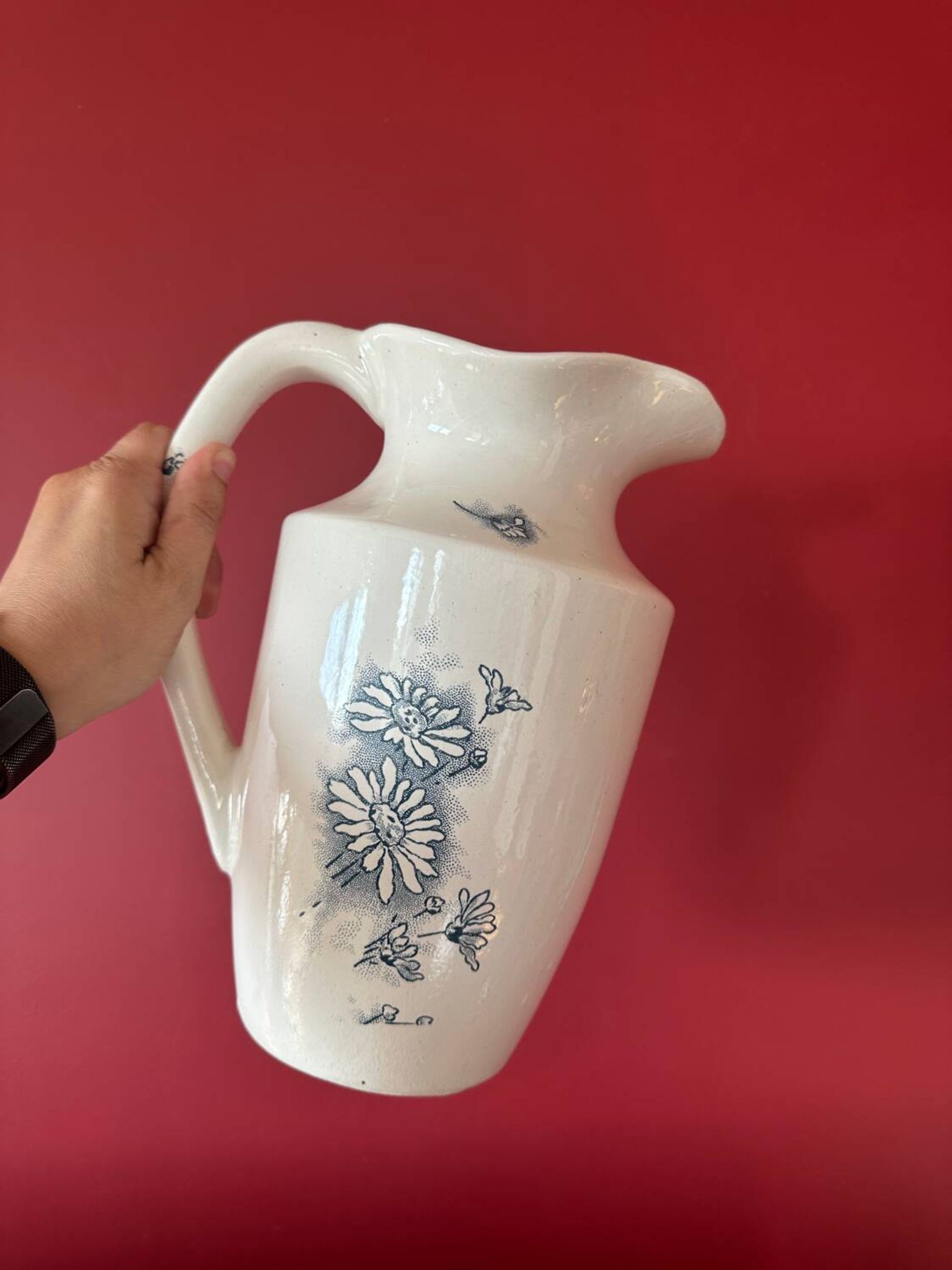 Broc, vase ancien en terre de fer
