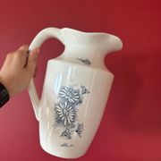 Broc, vase ancien en terre de fer