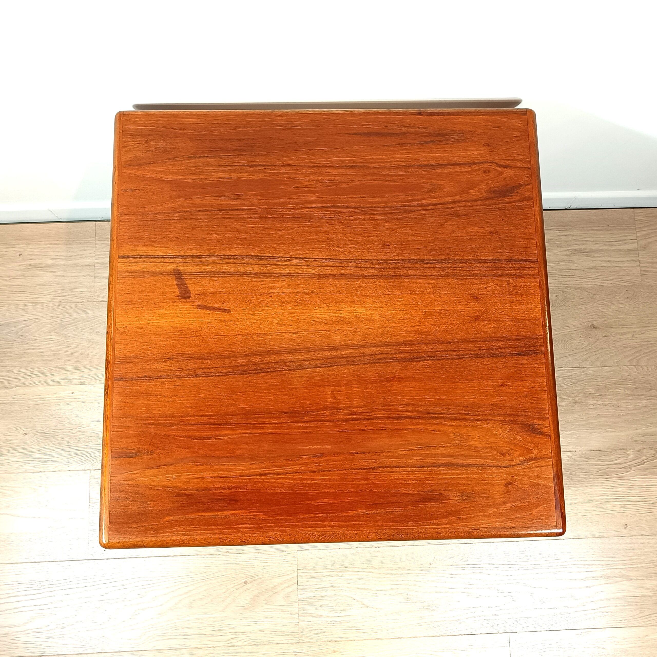 Table basse carrée en teck danois