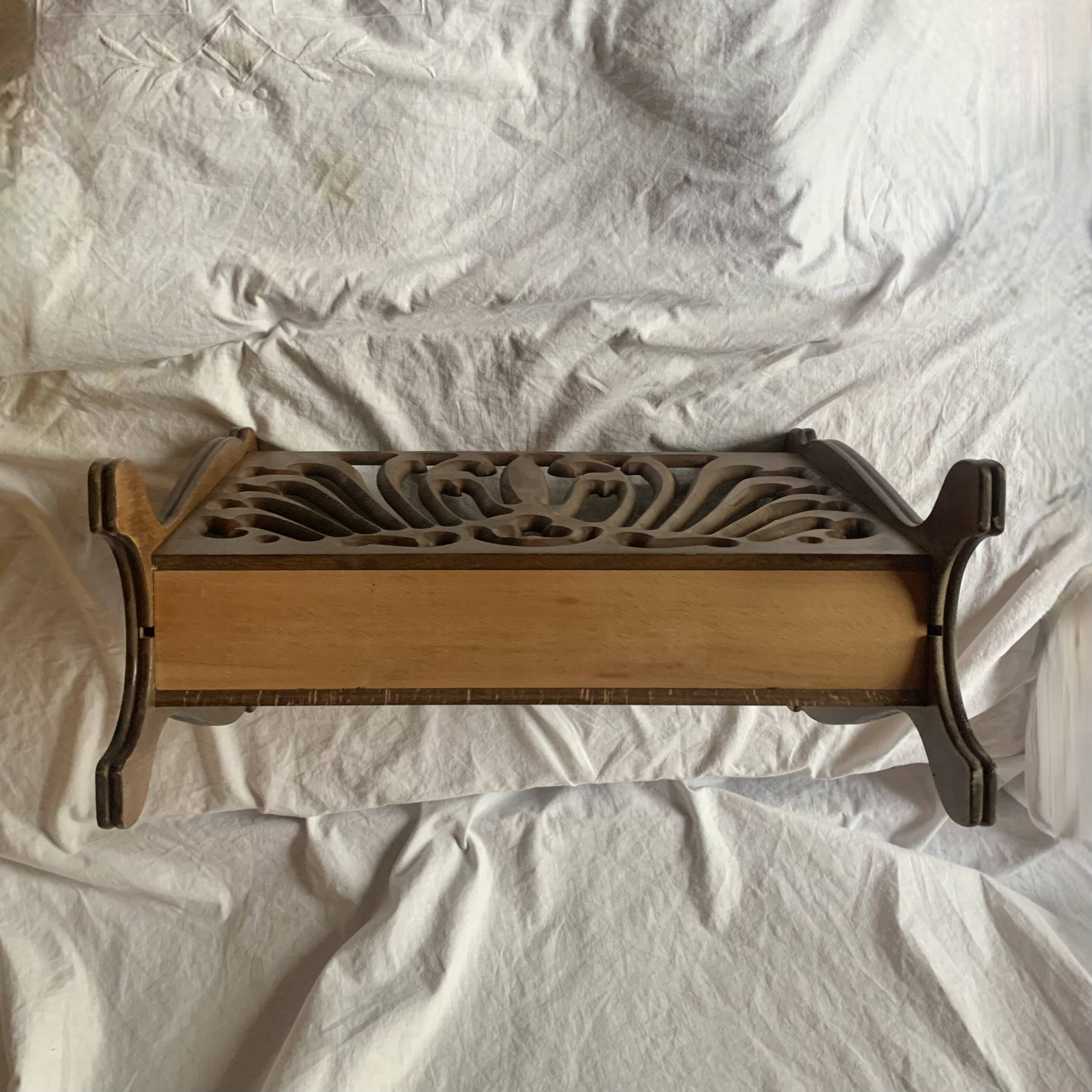 Porte-revue vintage en bois sculpté