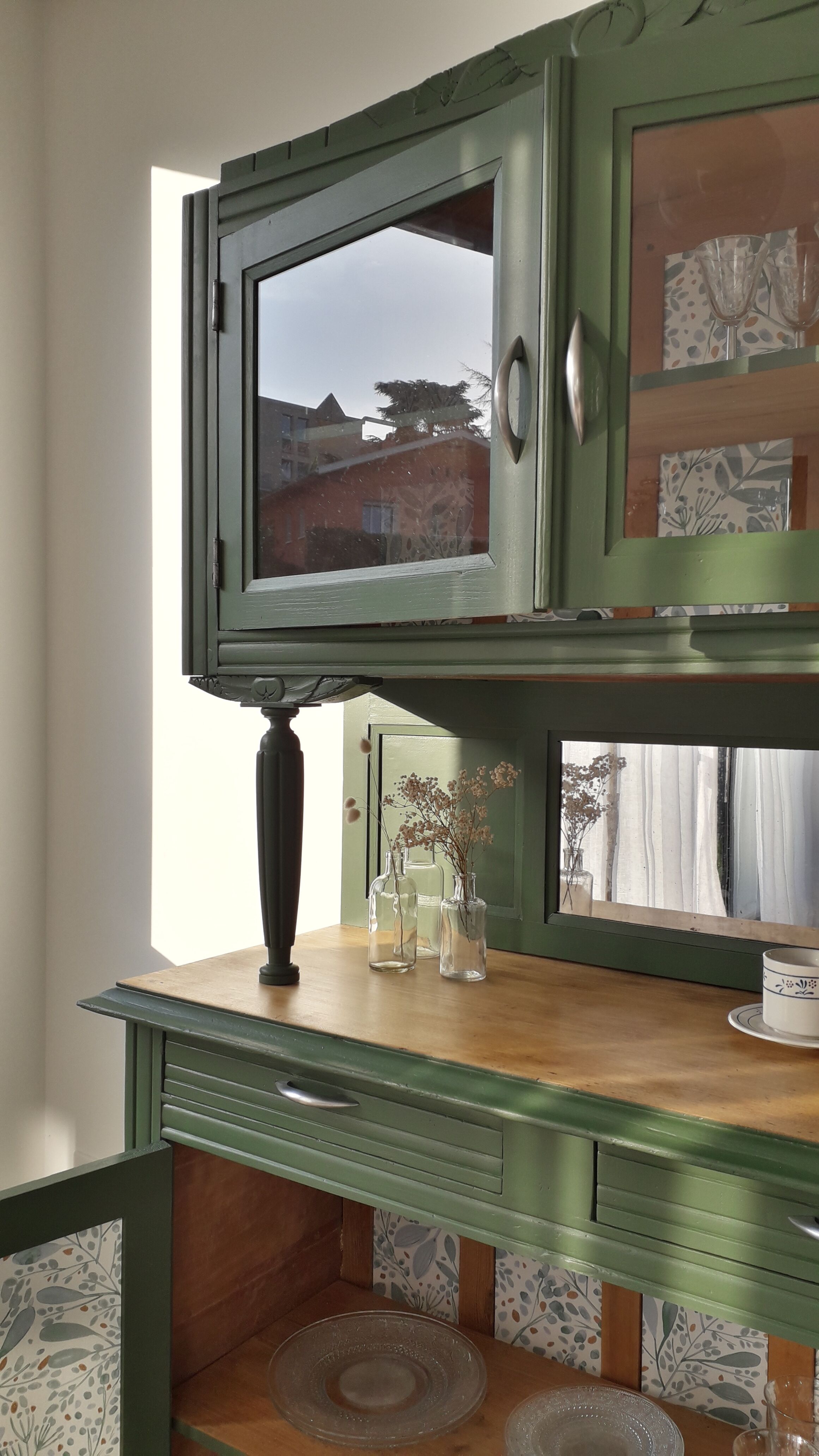 Two-piece cupboard buffet