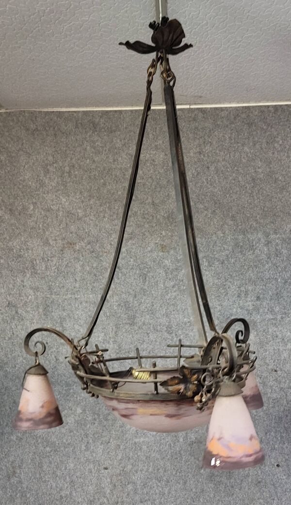 Degué : Lustre époque Art nouveau en fer forgé patiné, à décor végétal