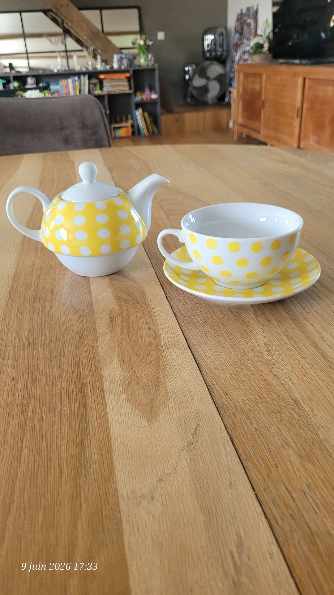 Solitary teapot "tea for one"