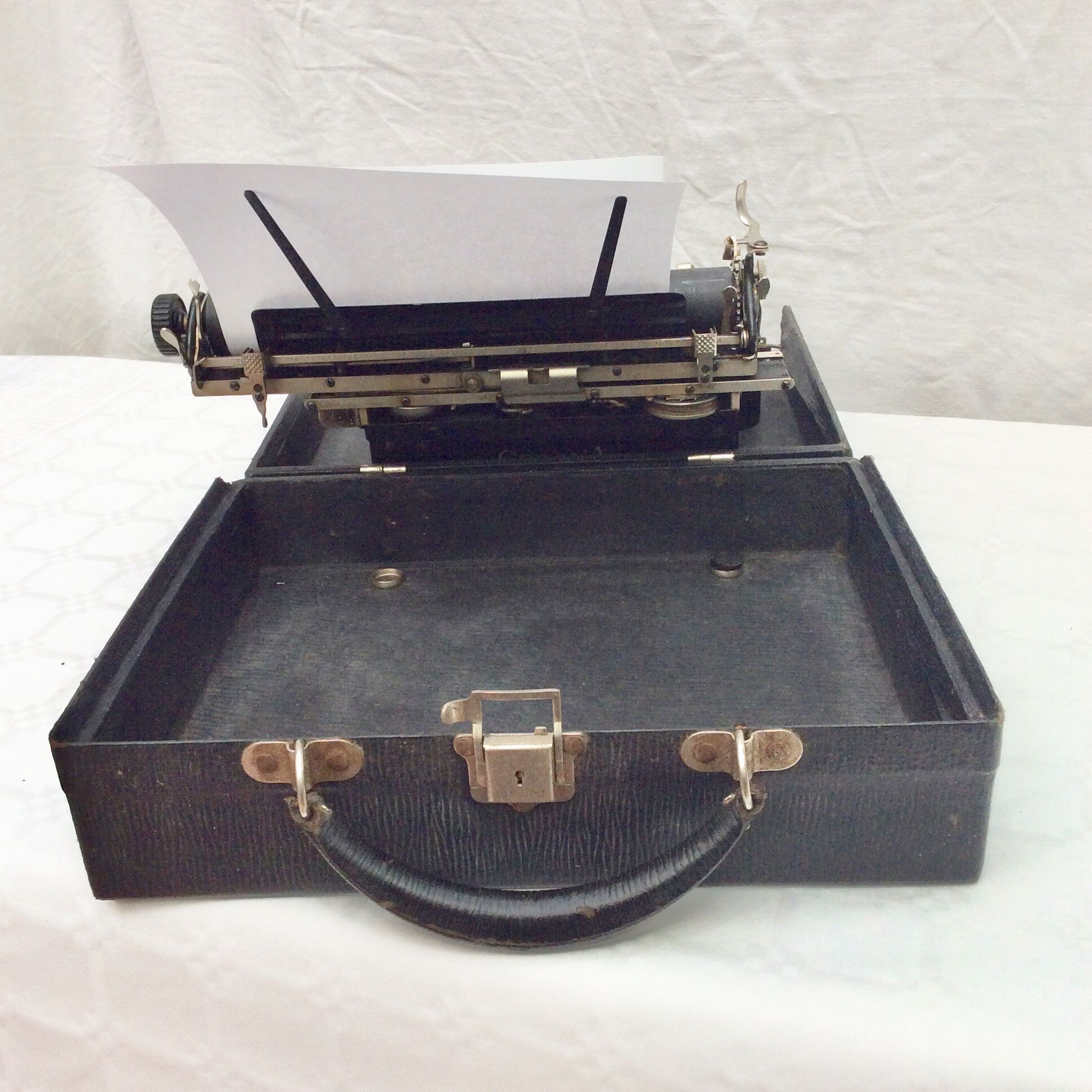 Portable typewriter corona manufacture usa around the 1920s numbered dimension: h-15xl29
