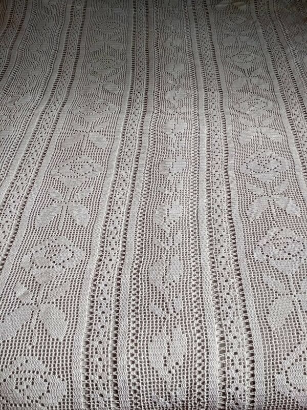 Dessus de lit en coton blanc , Ancien jeté de lit en crochet  motifs fleurs