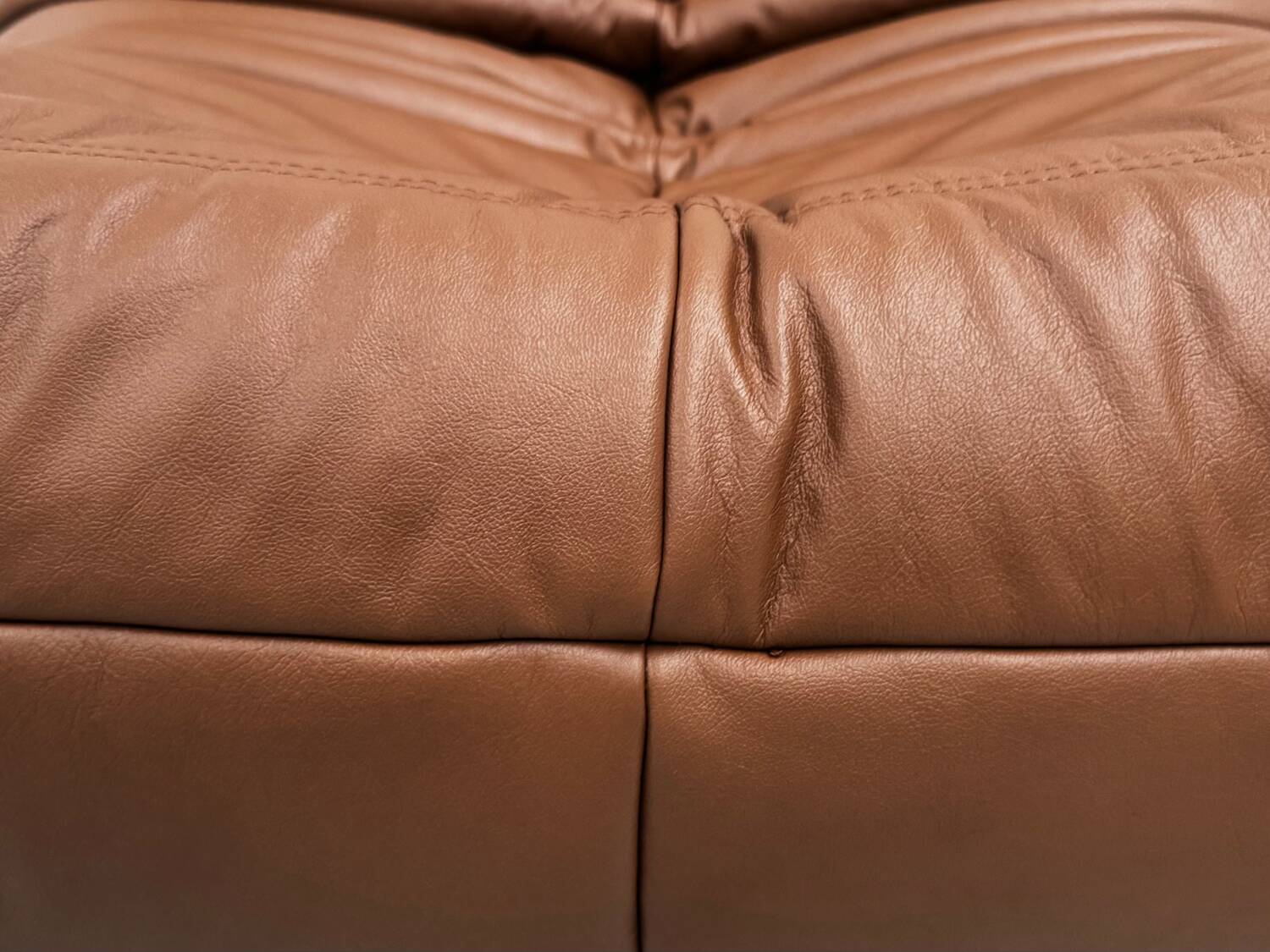Fauteuil Togo en cuir marron attribué à Michel Ducaroy pour Ligne Roset