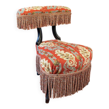 Chaise voyeuse époque Napoléon III en bois noirci, garnie d’une tapisserie