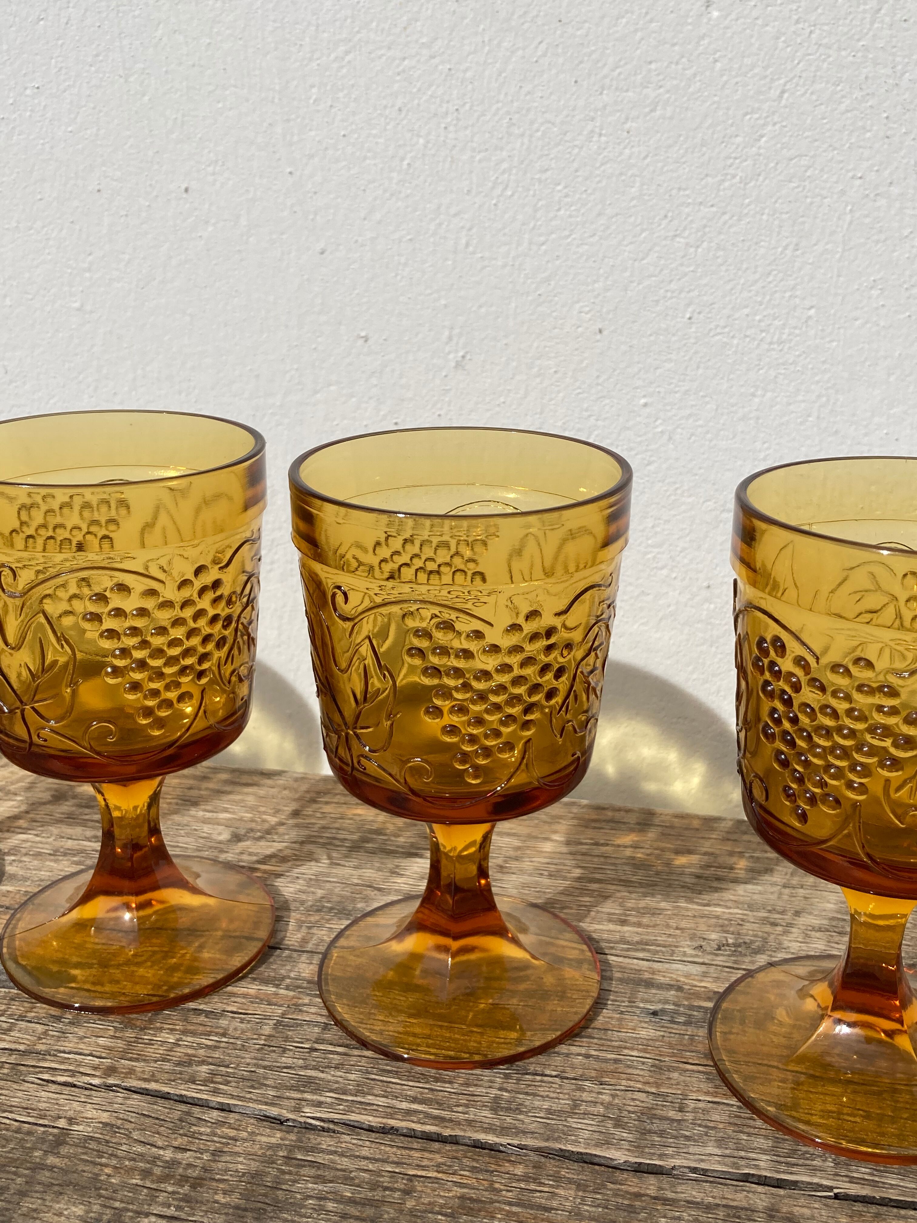 Amber stemmed glasses with vintage fruit decoration - Old brown glasses
