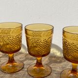 Amber stemmed glasses with vintage fruit decoration - Old brown glasses