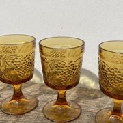 Amber stemmed glasses with vintage fruit decoration - Old brown glasses