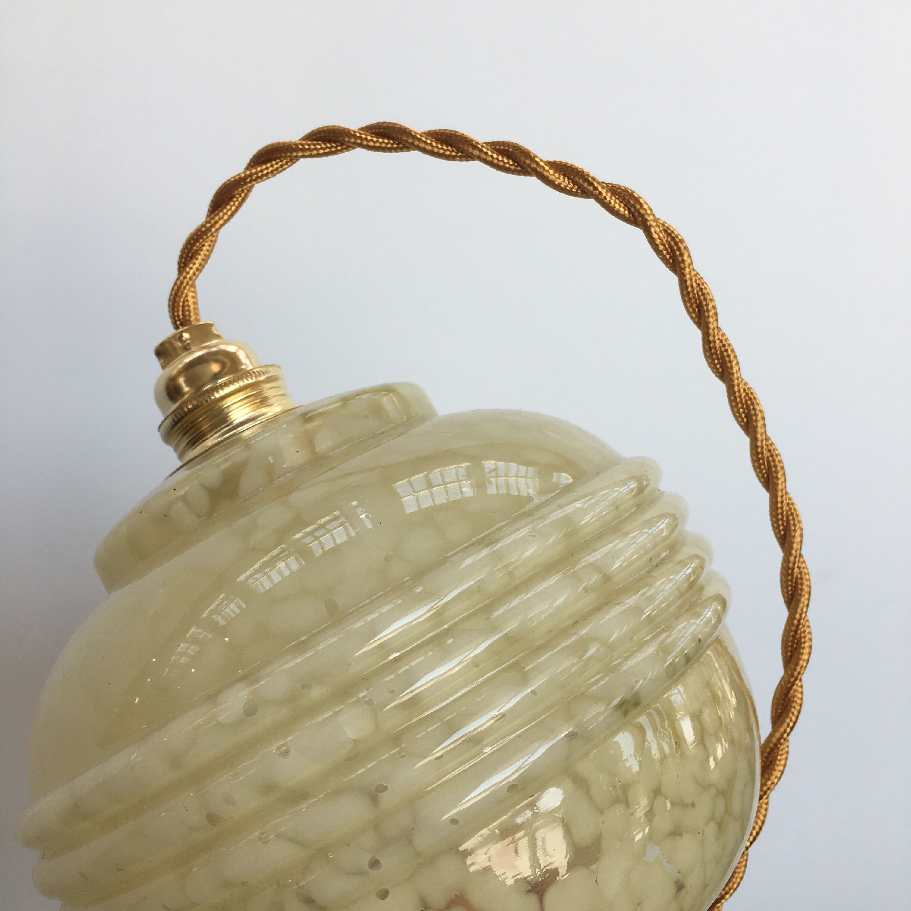 Pale yellow Clichy glass suspension