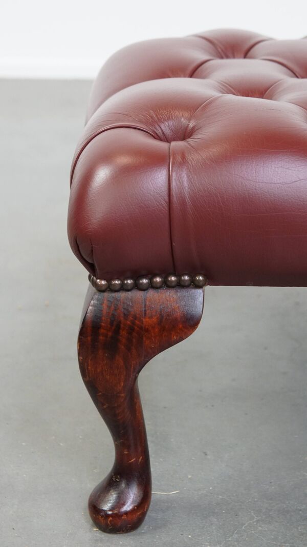 Pouf Chesterfield élégant rouge/marron en cuir de vachette, en très bon état.
