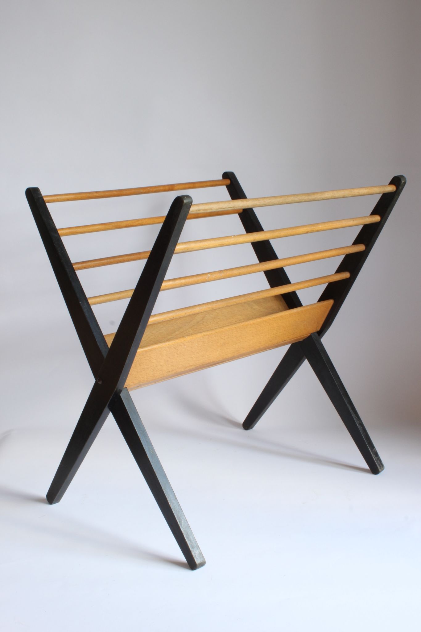 Foldable wooden magazine holder by Cees Braakman for Pastoe, the Netherlands 1950s.