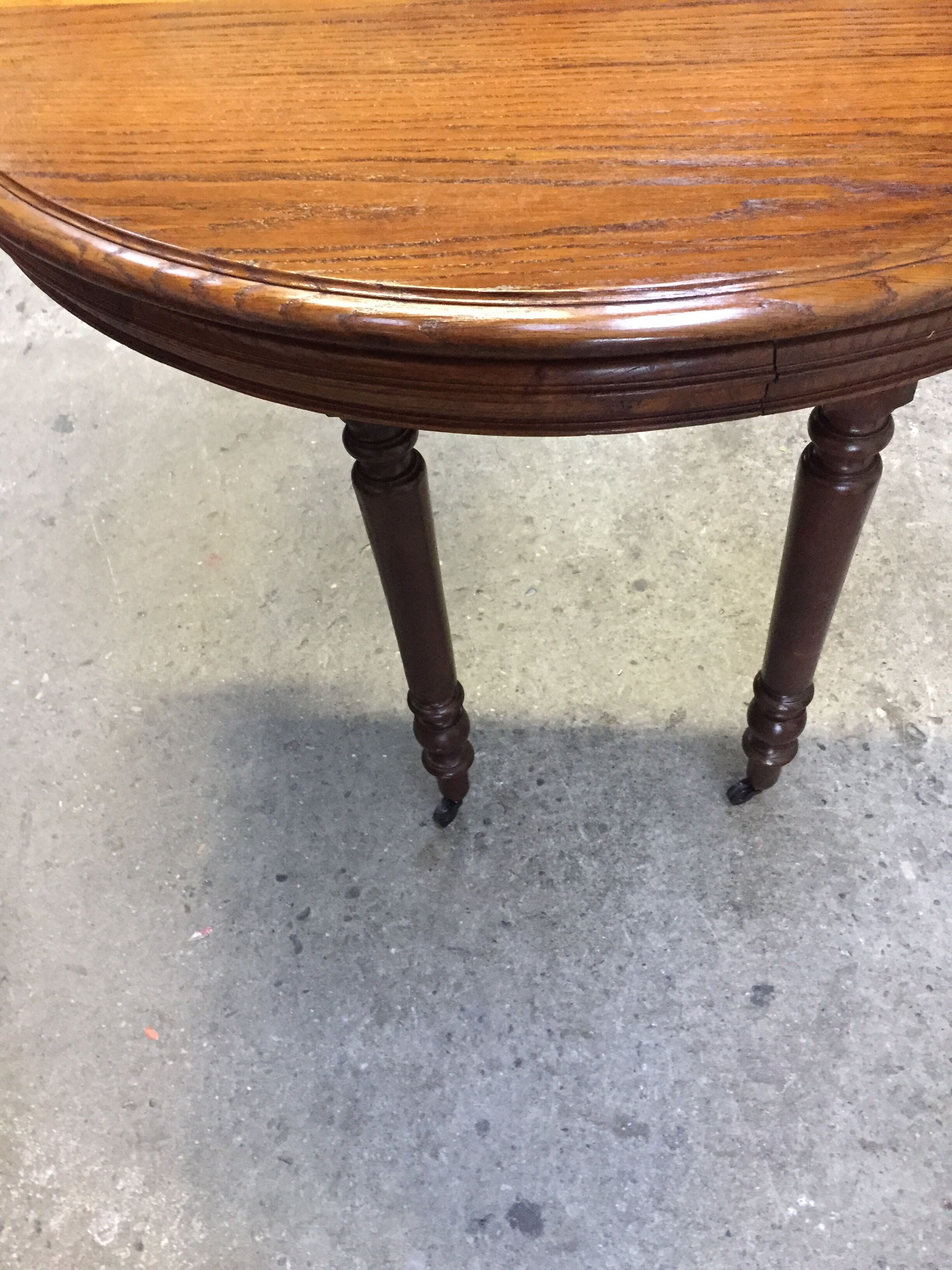 Table round central leg extensions oak end 19 th