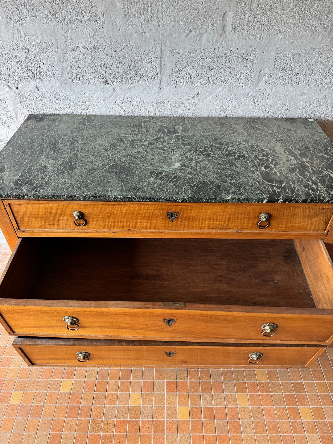 Commode ancienne en noyer