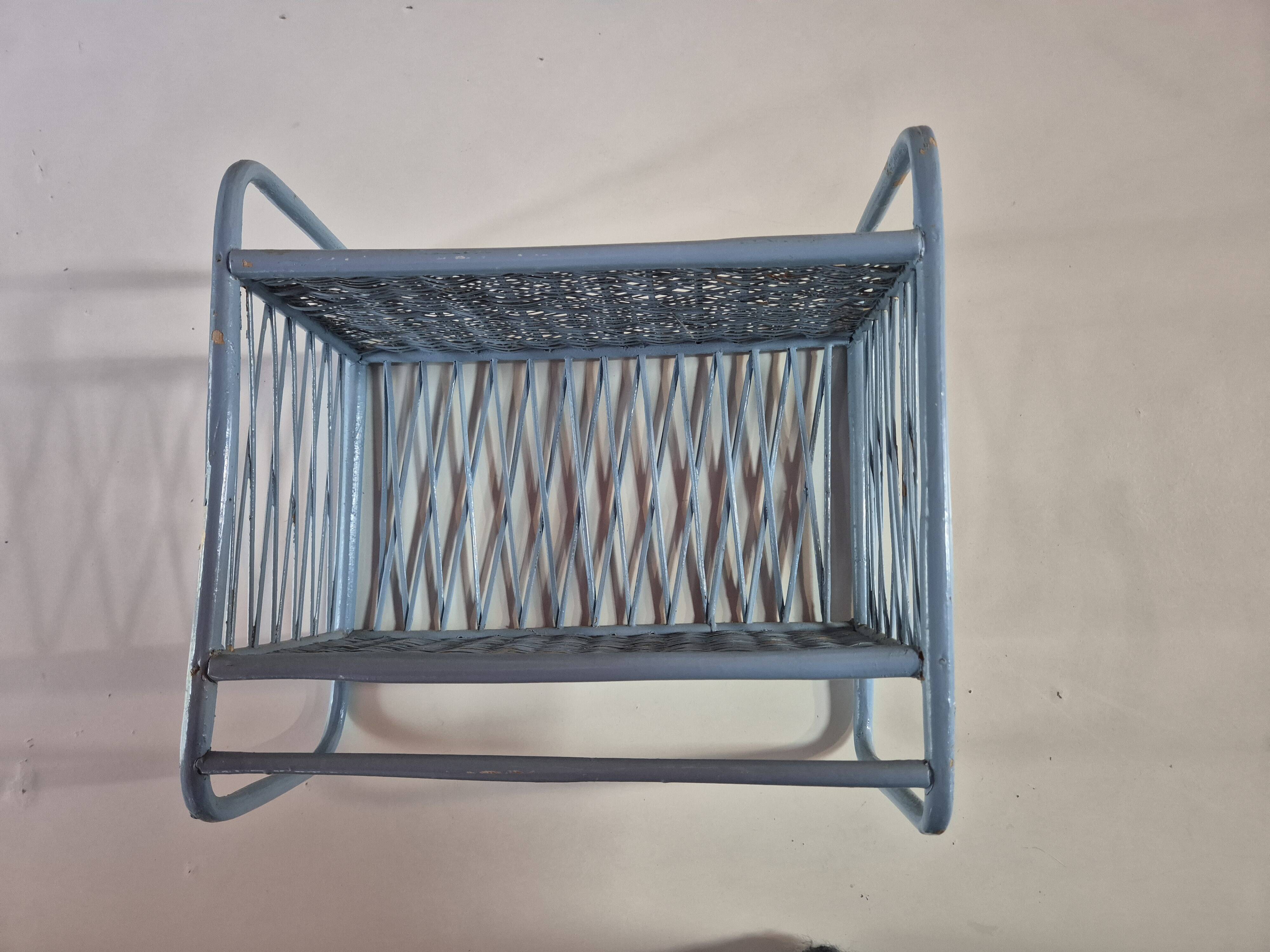 etagere en rotin vintage bleue  largeur 35cm hauteur 34cm profondeur18cm