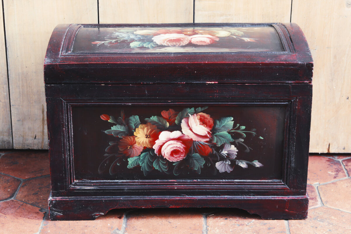 Lacquered wood chest, Napoleon III style
