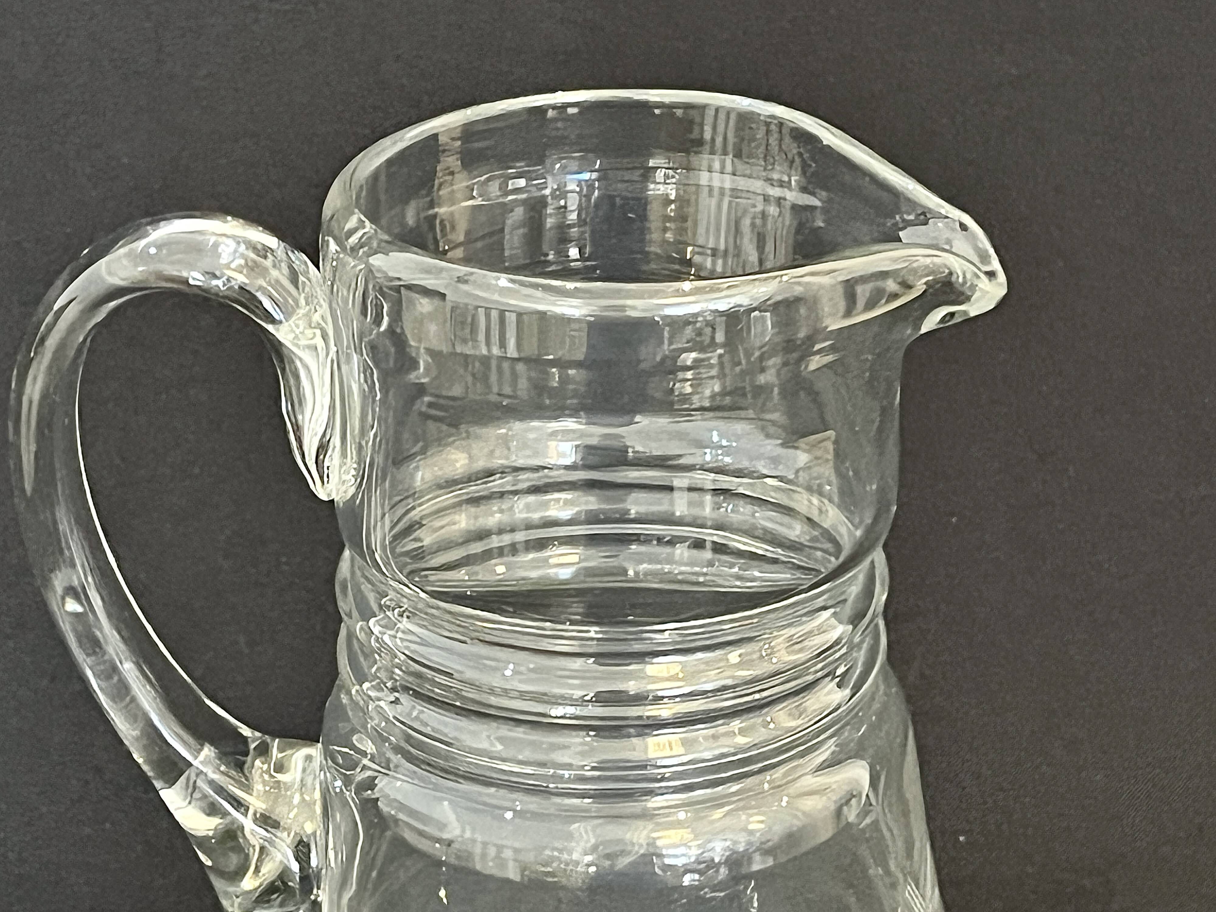 Ancienne carafe  pichet en verre soufflé  décor de feuilles ciselées 1940