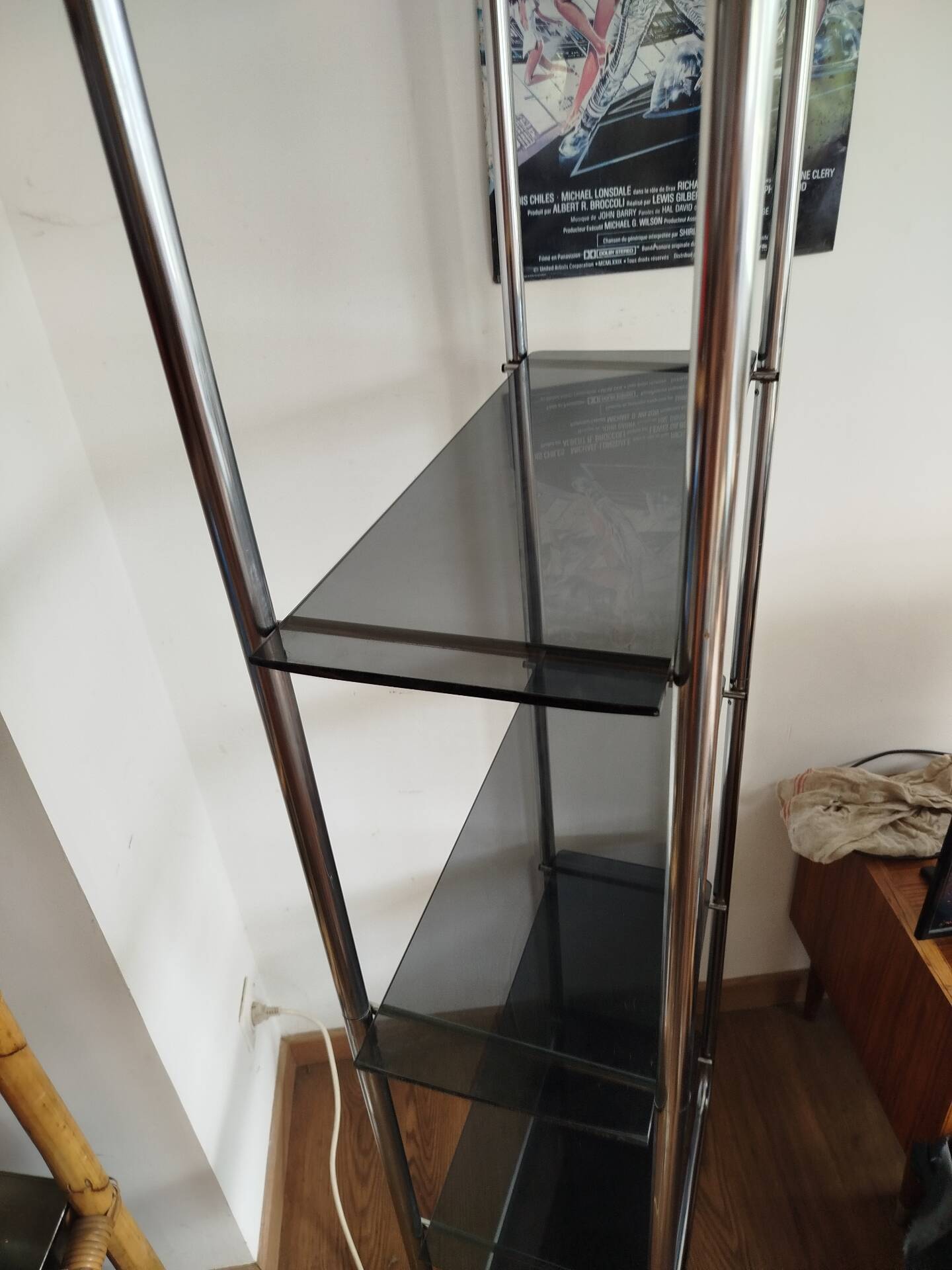 Étagère Bauhaus en métal chromé et verre fumé, années 70