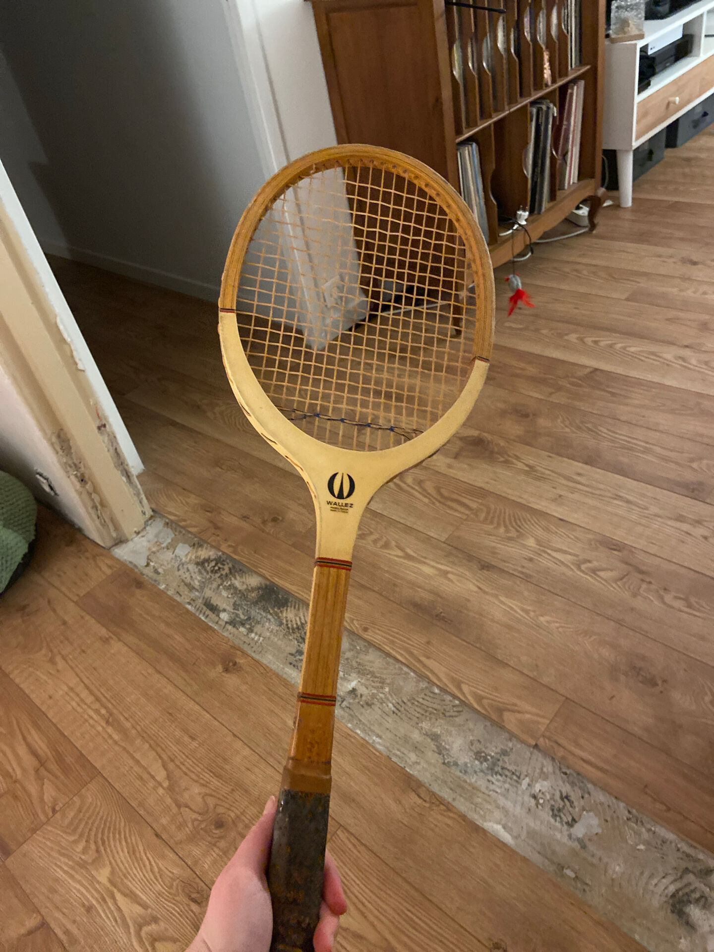 Vintage tennis lot Roland-Garros – Old rackets + balls