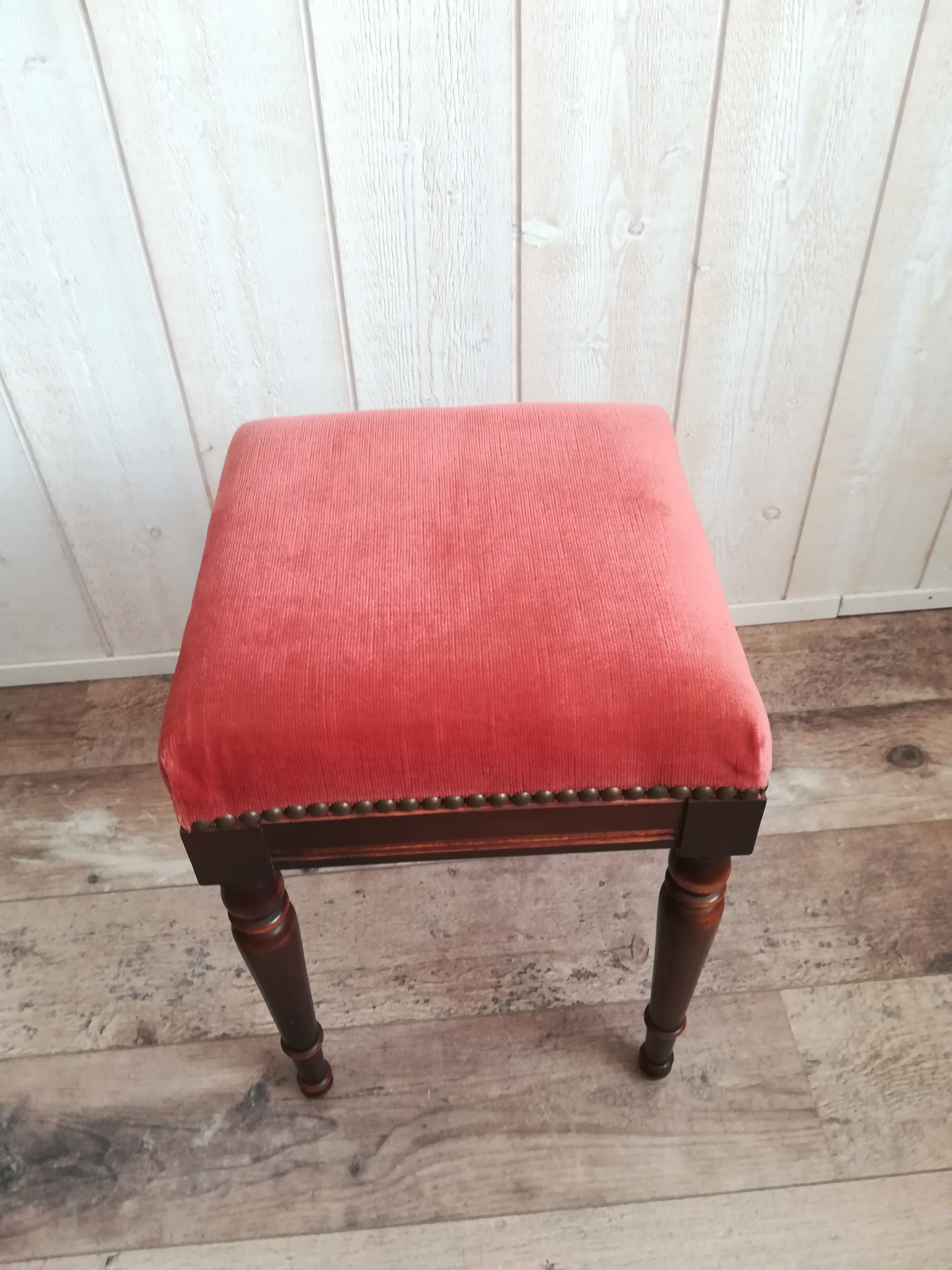 Rests pink velvet feet