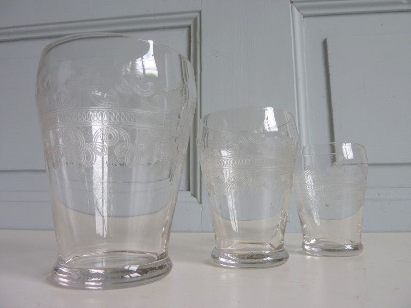 32 antique glasses engraved with Friezes of Arabic and spirals