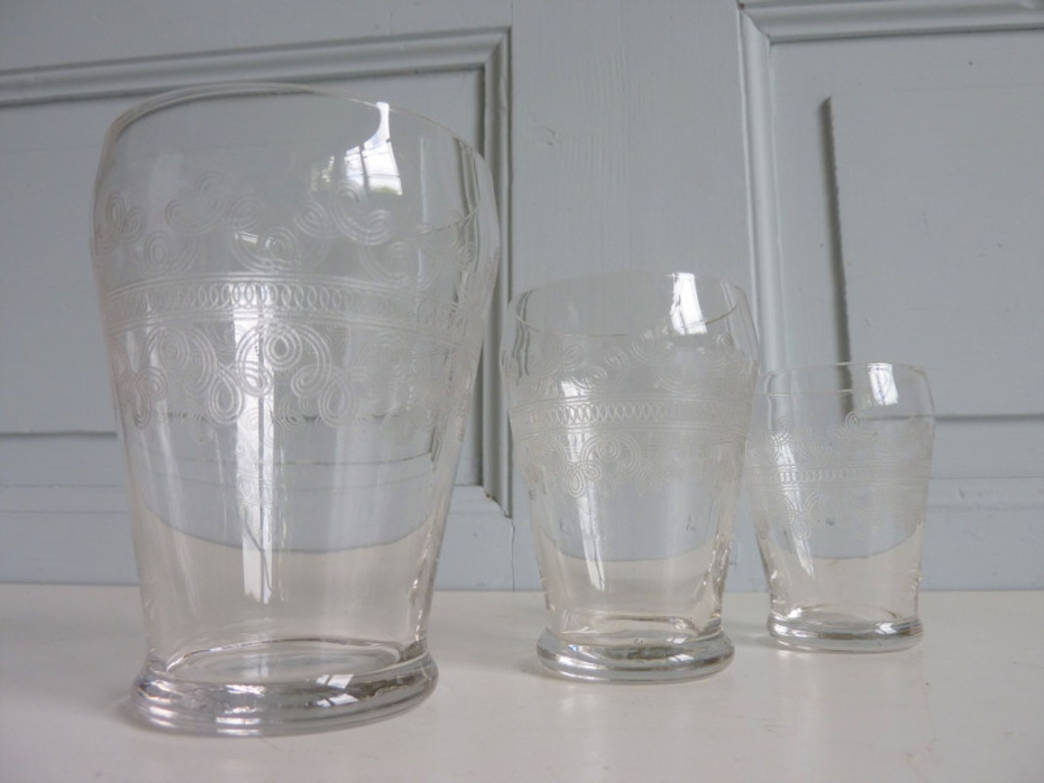 32 antique glasses engraved with Friezes of Arabic and spirals