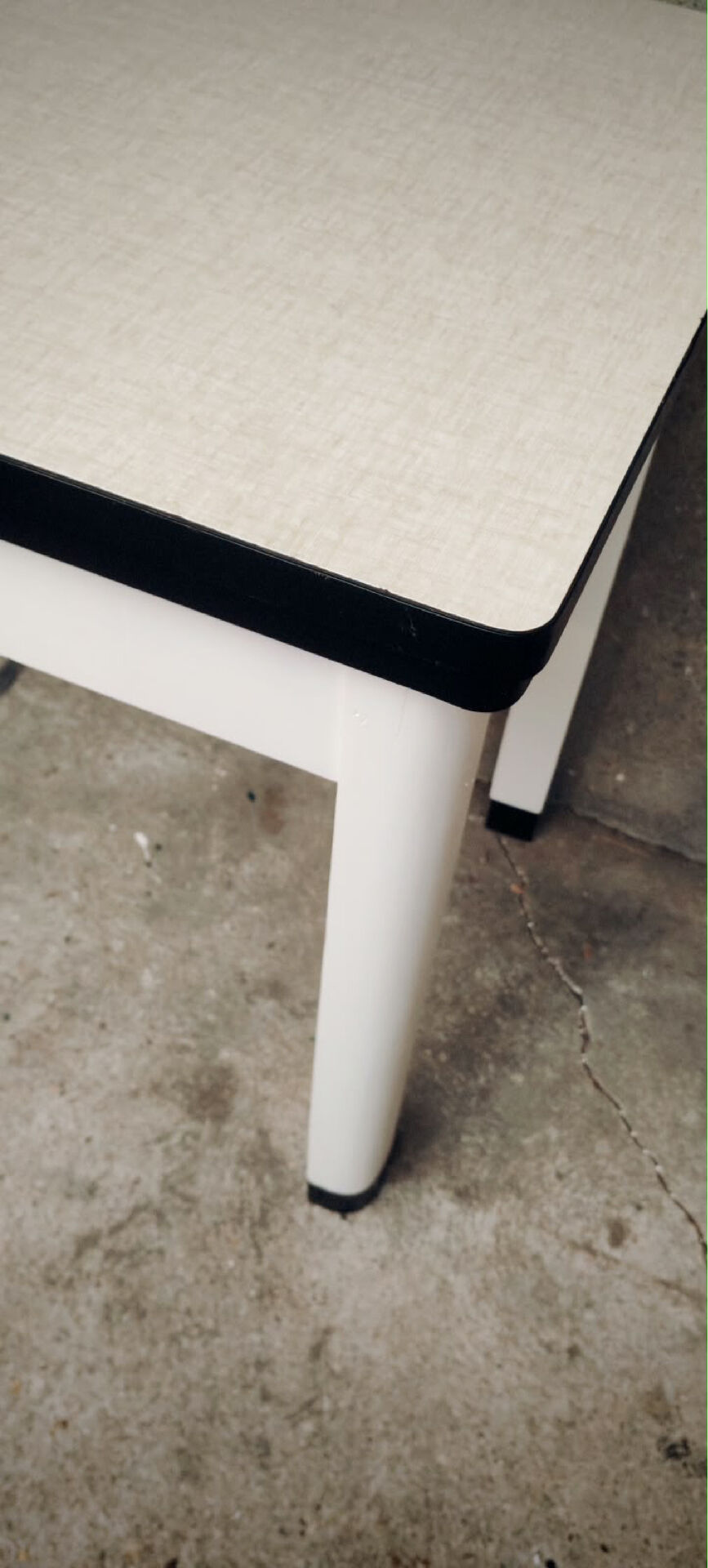 Extensible Formica table