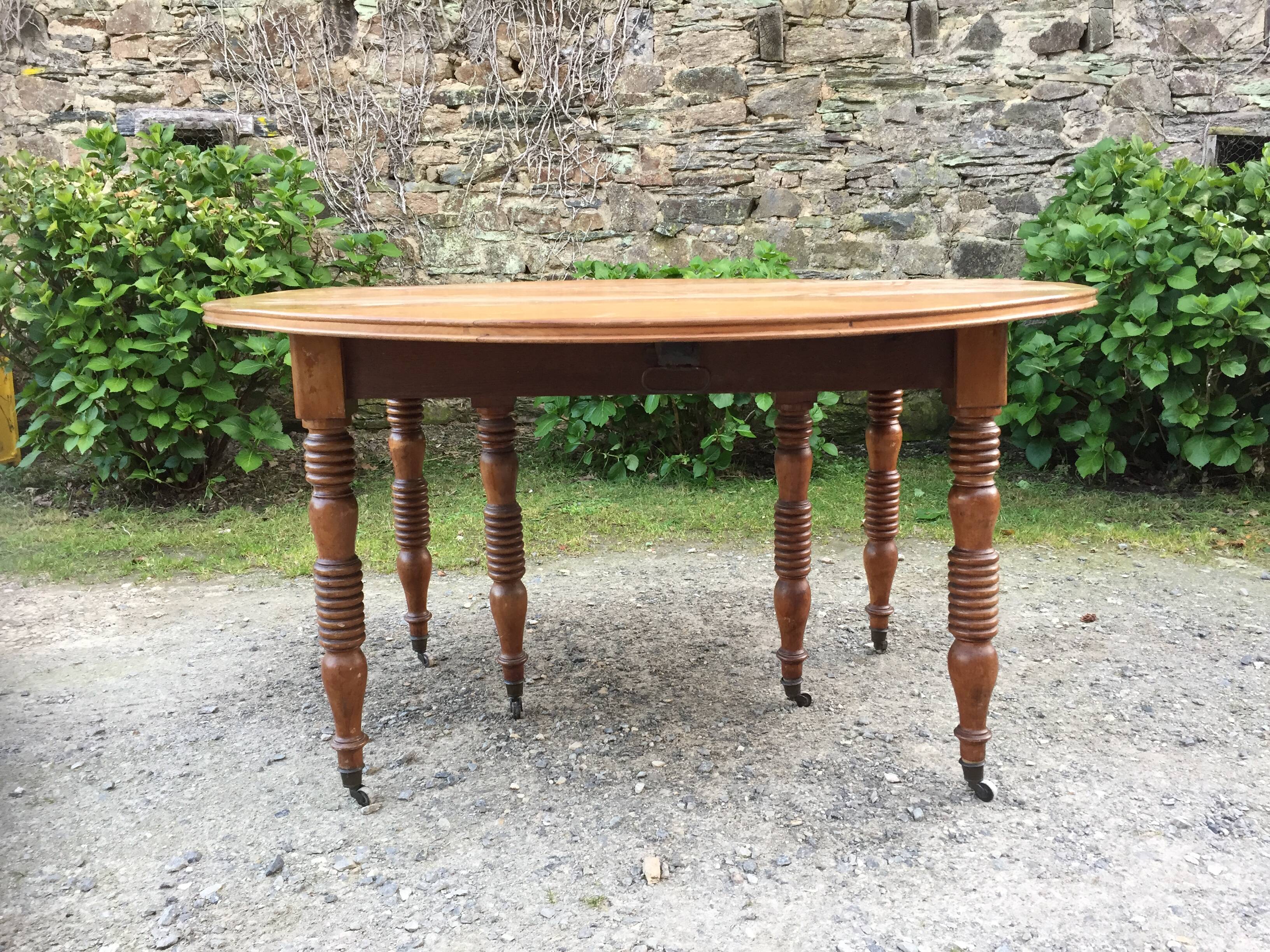 Old oval table Louis Philippe with 6 feet