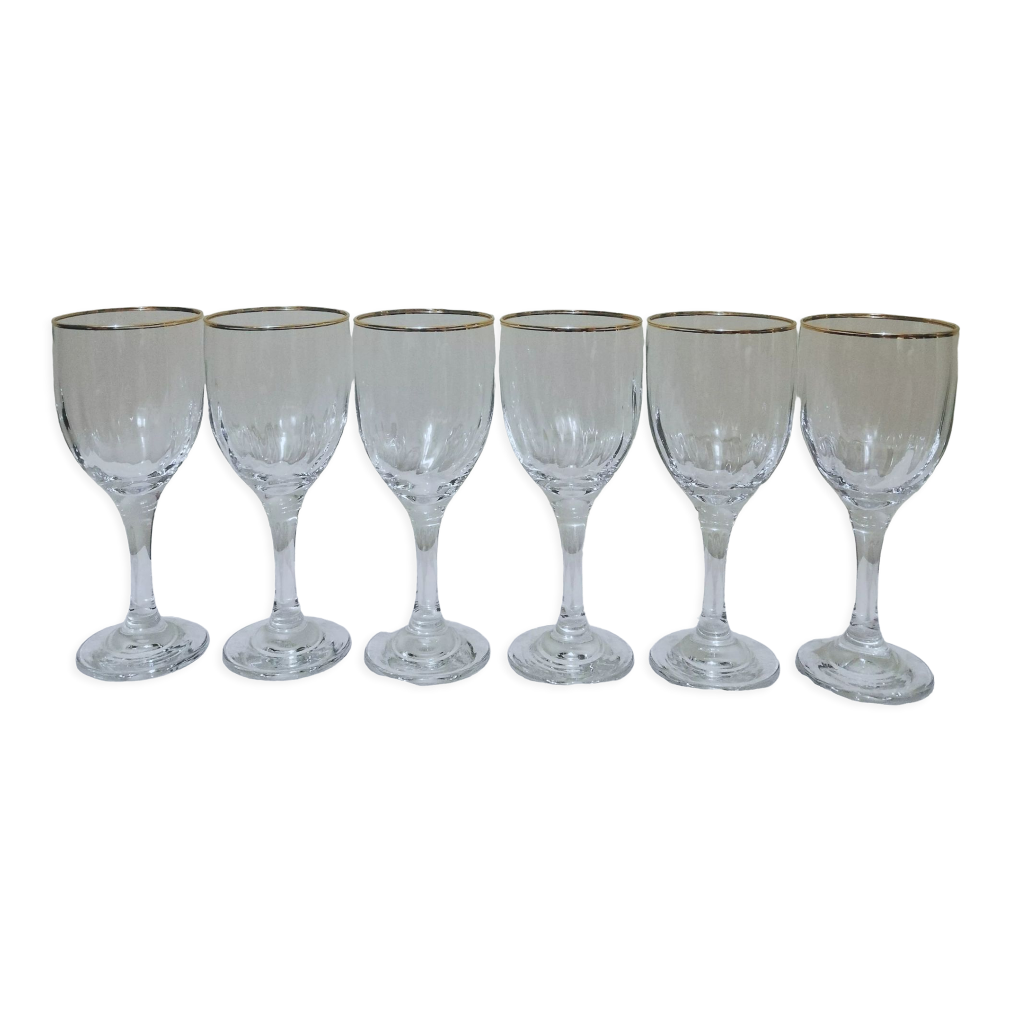 6 15cl stemmed glasses with gilding around the perimeter