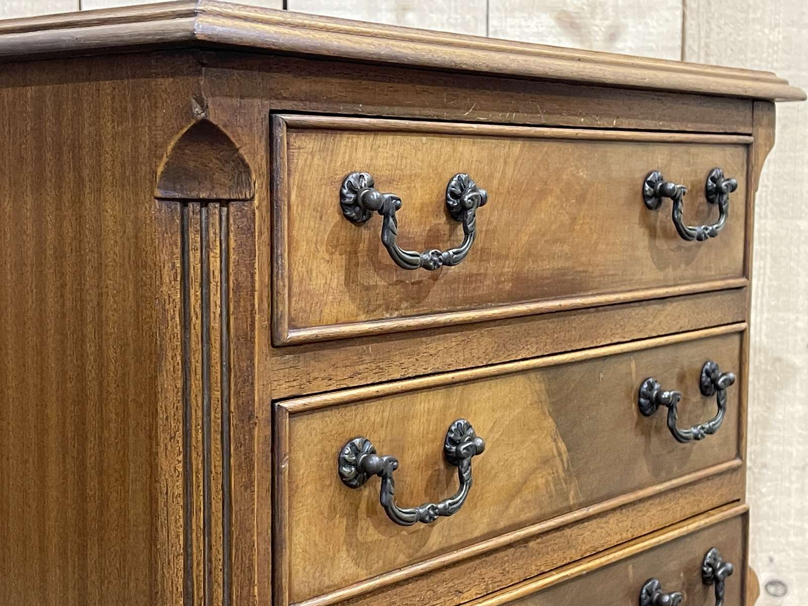 Small English mahogany chest of drawers from the 50s